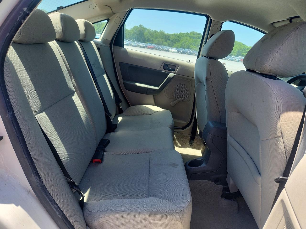 2010 Ford Focus S White vin: 1FAHP3EN4AW148709