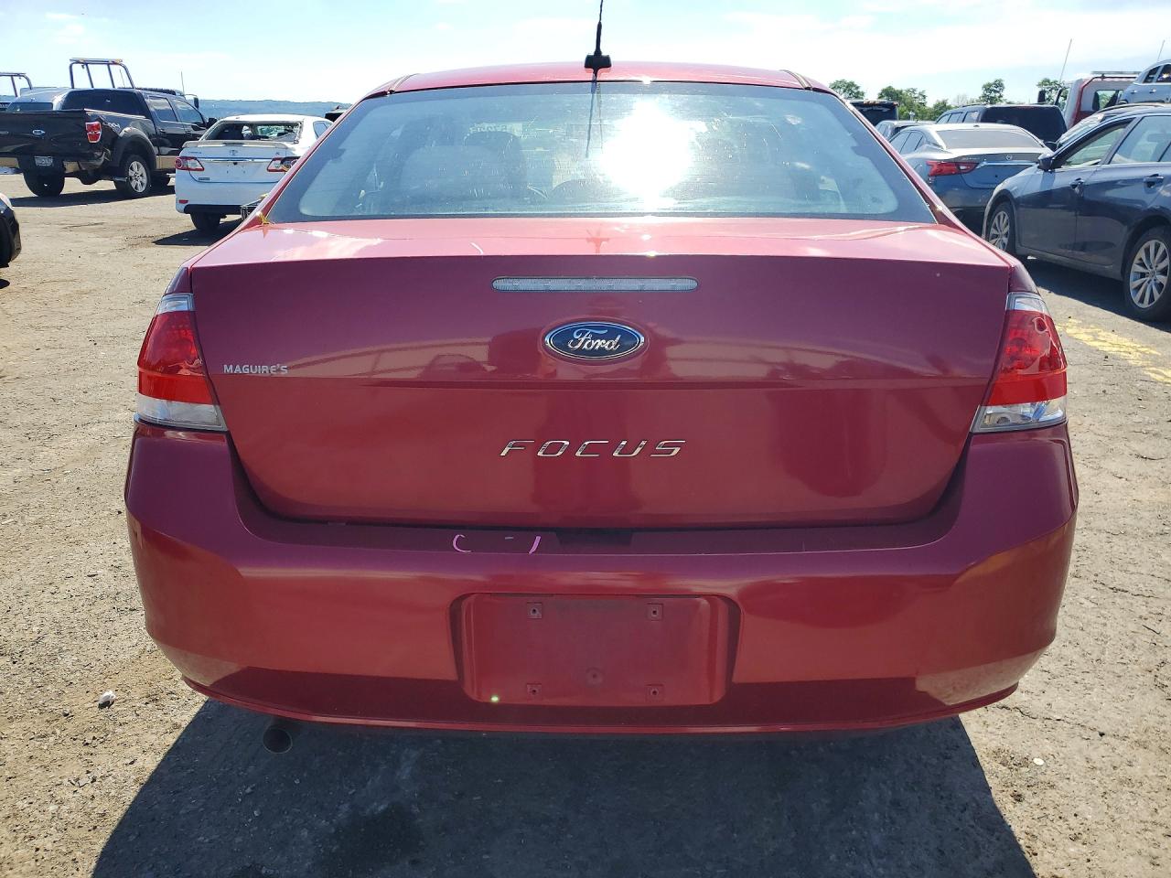 2011 Ford Focus S Red vin: 1FAHP3EN8BW100650