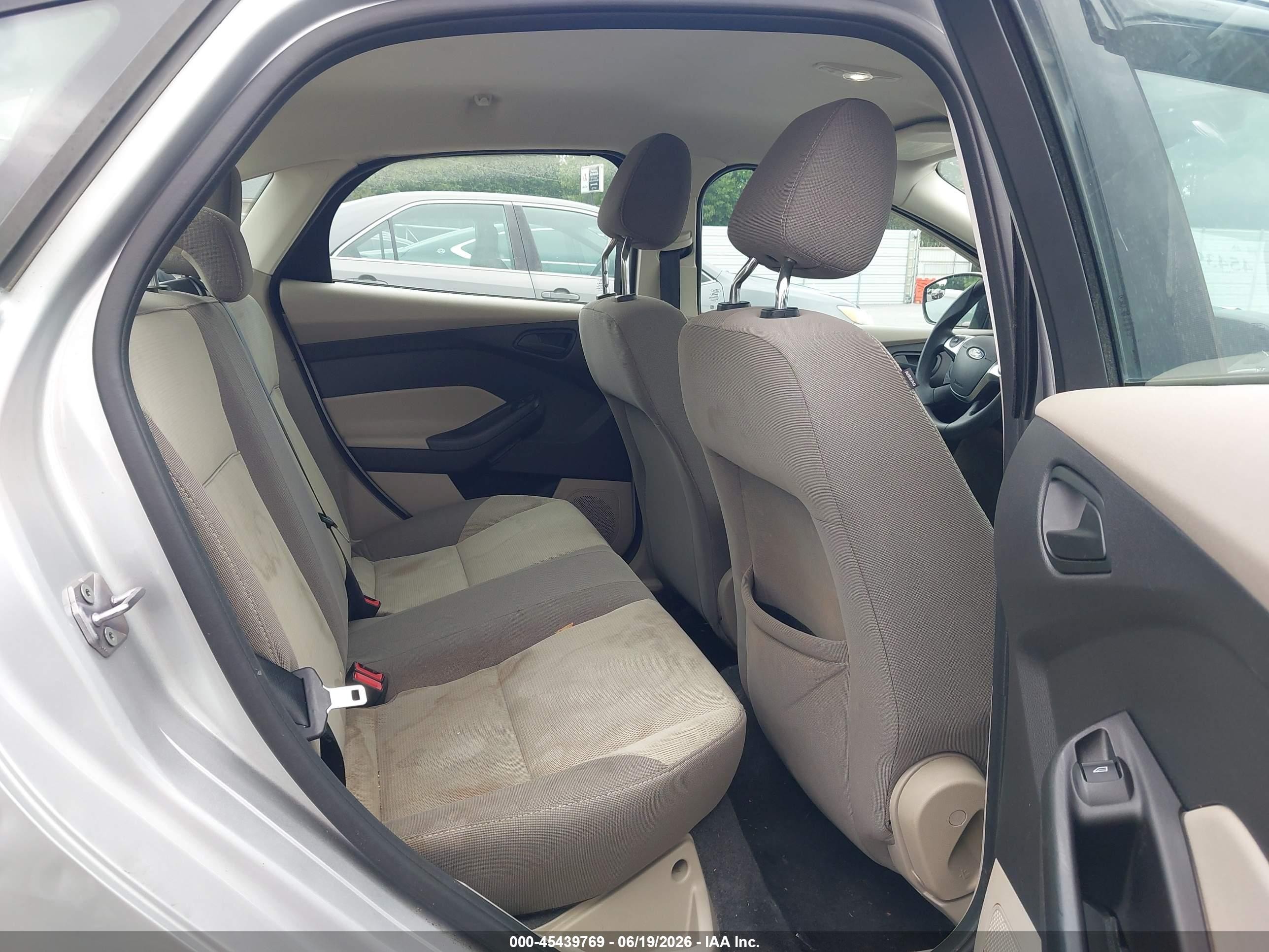 2012 Ford Focus Se Silver vin: 1FAHP3F23CL247224