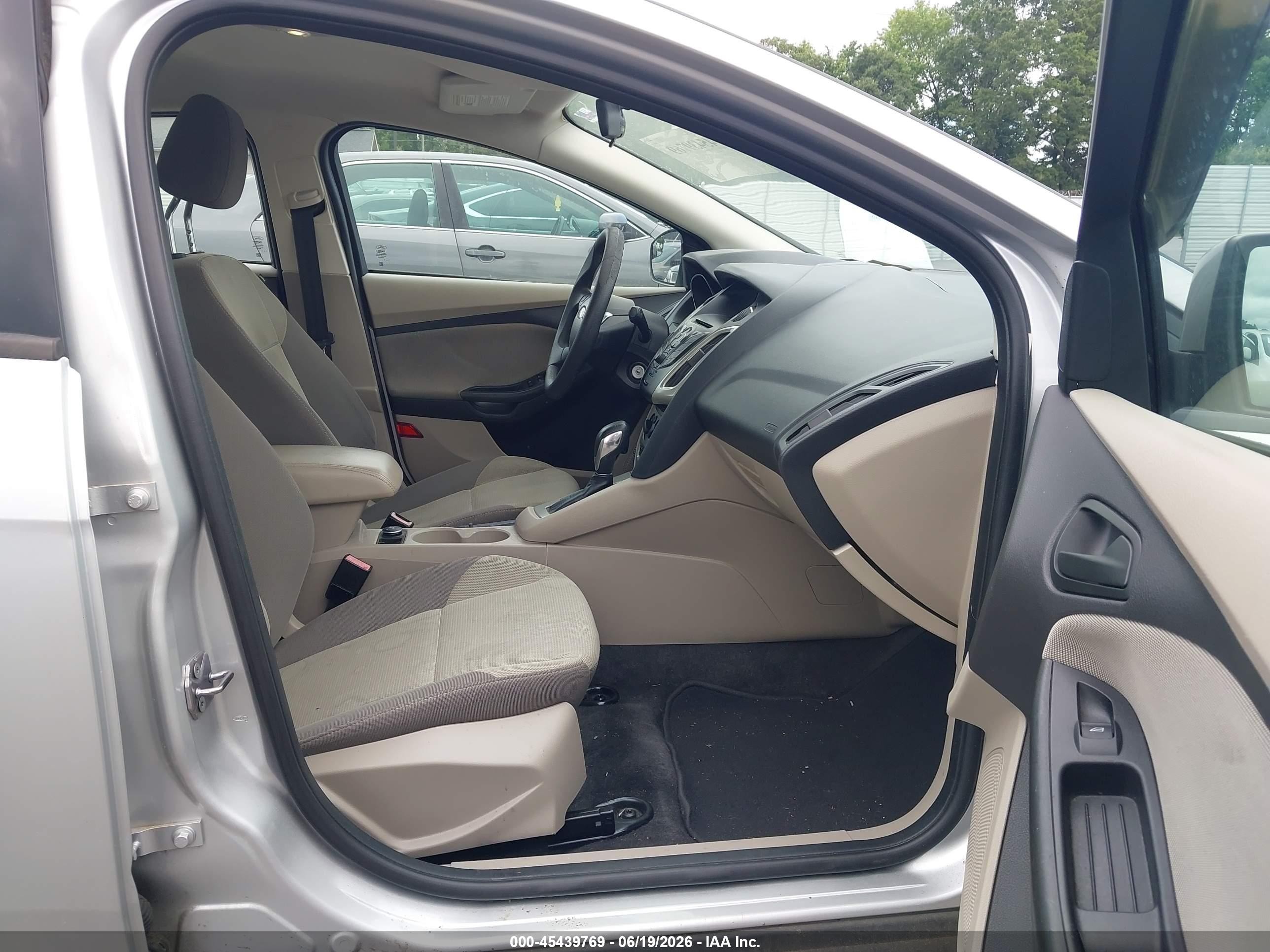 2012 Ford Focus Se Silver vin: 1FAHP3F23CL247224