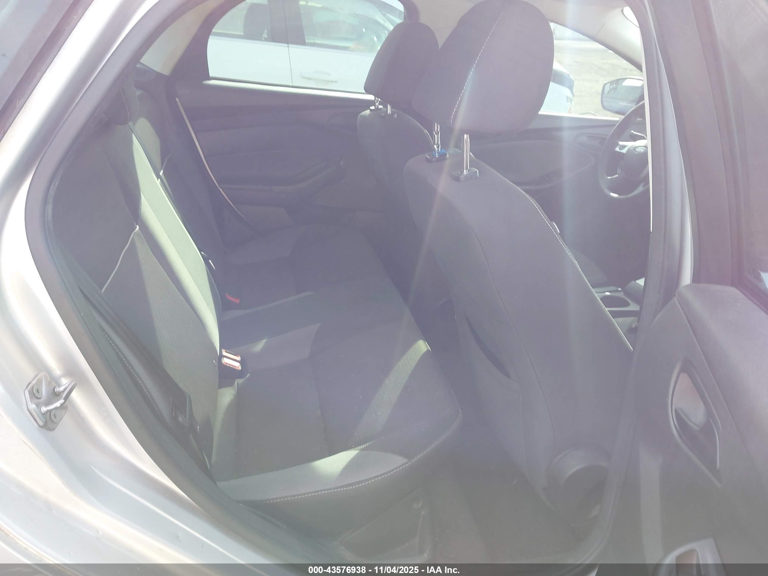 2012 Ford Focus Se Серебряный vin: 1FAHP3F23CL427321
