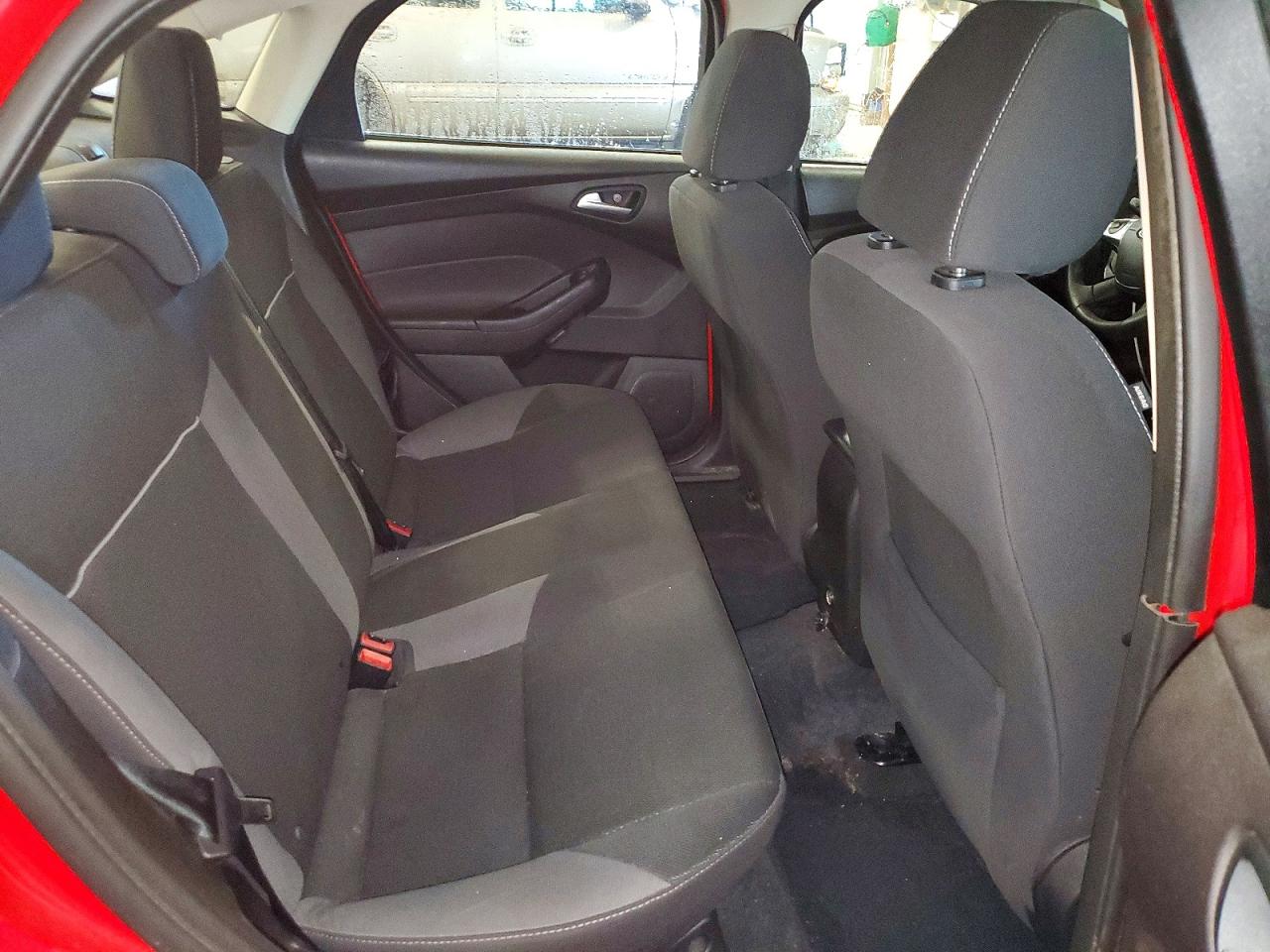 2012 Ford Focus 4d Red vin: 1FAHP3F27CL477106