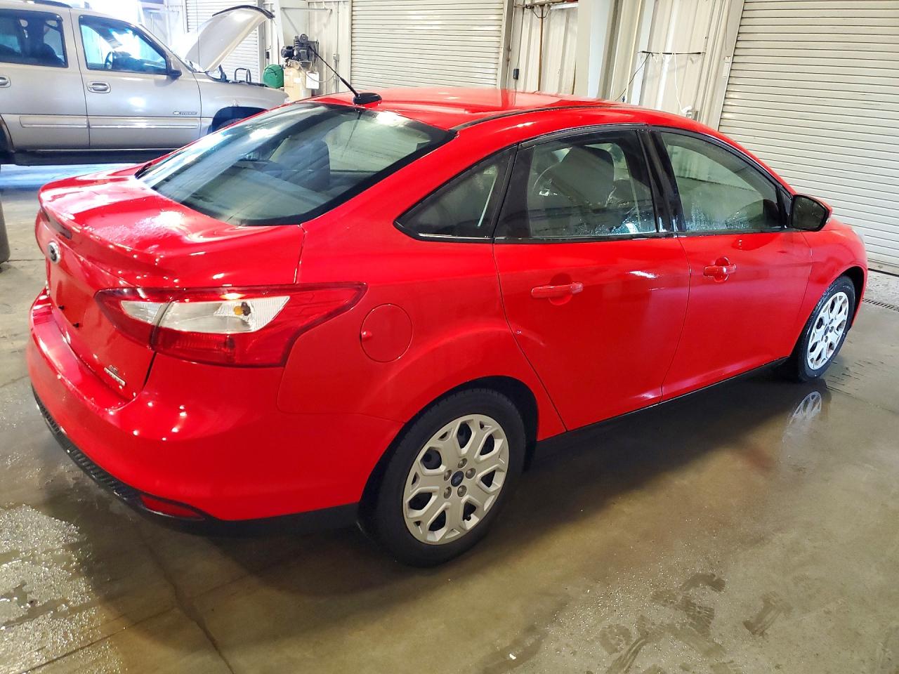 2012 Ford Focus 4d Red vin: 1FAHP3F27CL477106