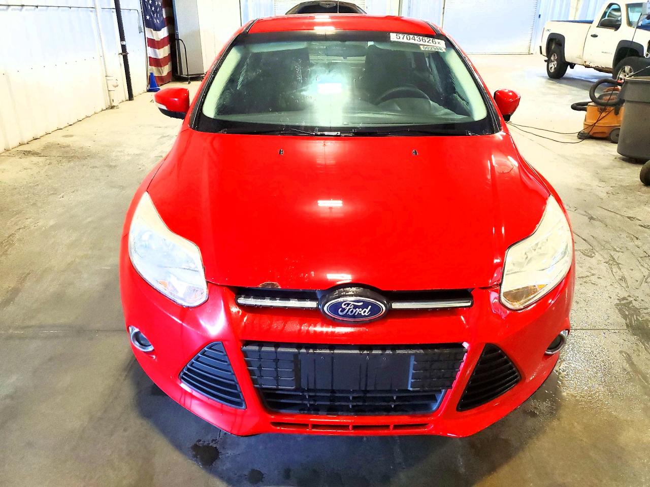2012 Ford Focus 4d Red vin: 1FAHP3F27CL477106