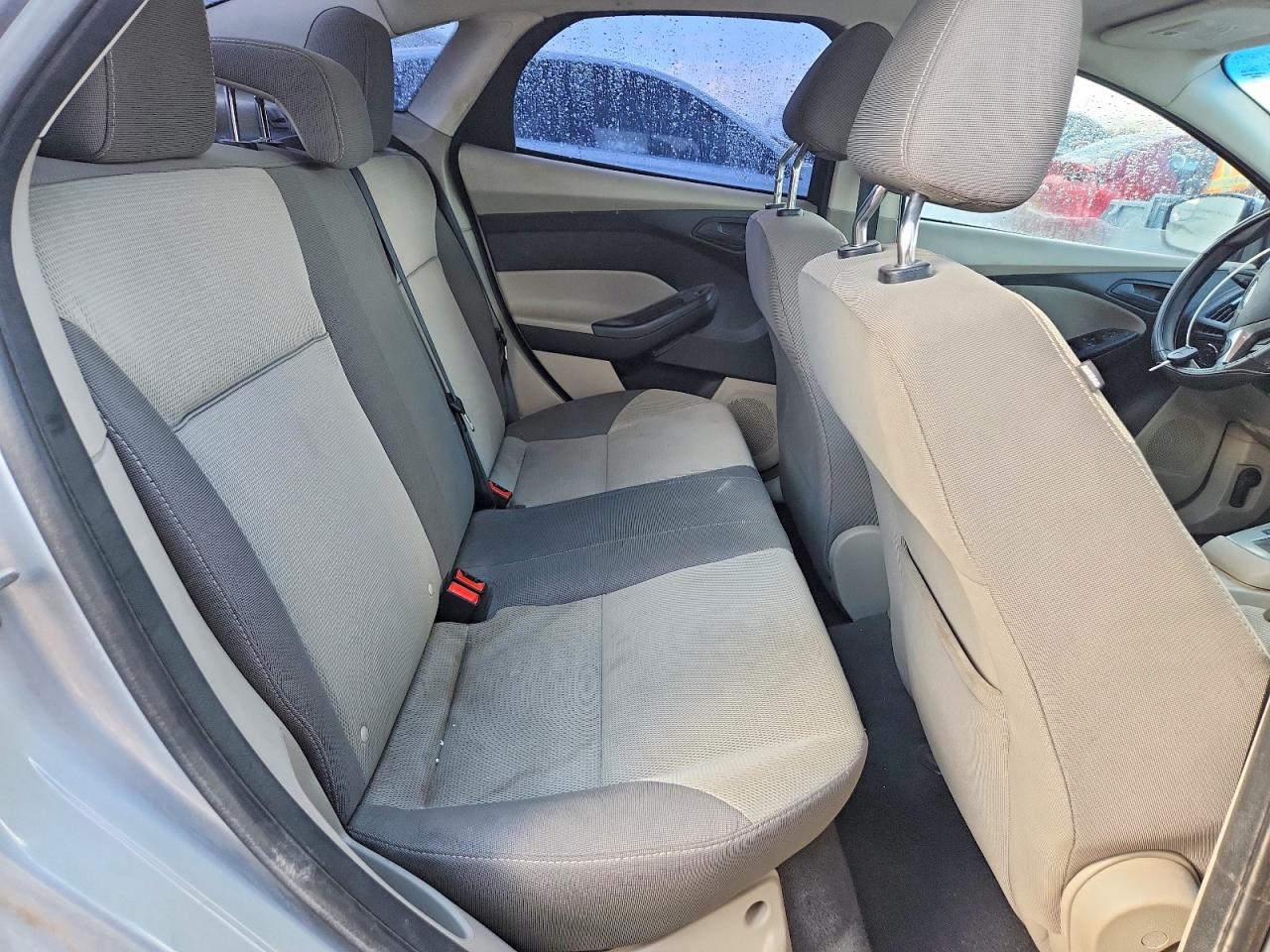 2012 Ford Focus Se Серебряный vin: 1FAHP3F29CL381915
