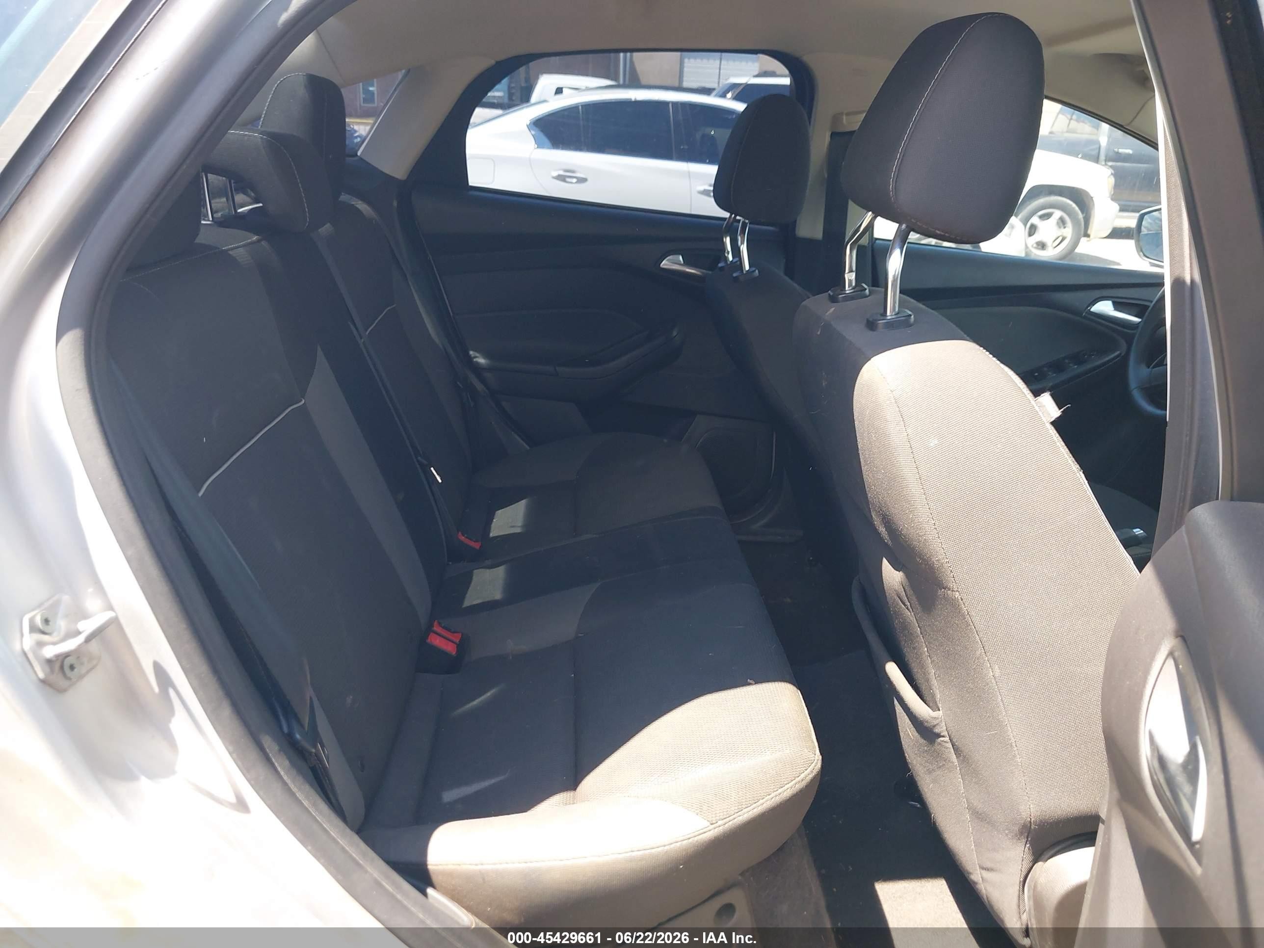 2012 Ford Focus Se Silver vin: 1FAHP3F2XCL273027