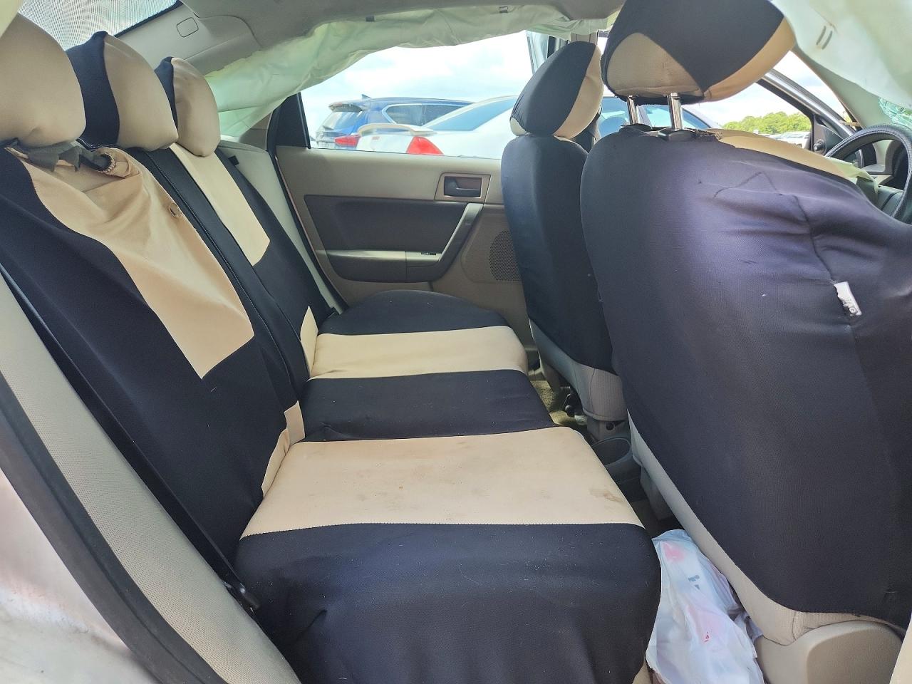 2010 Ford Focus Se Silver vin: 1FAHP3FN0AW212405