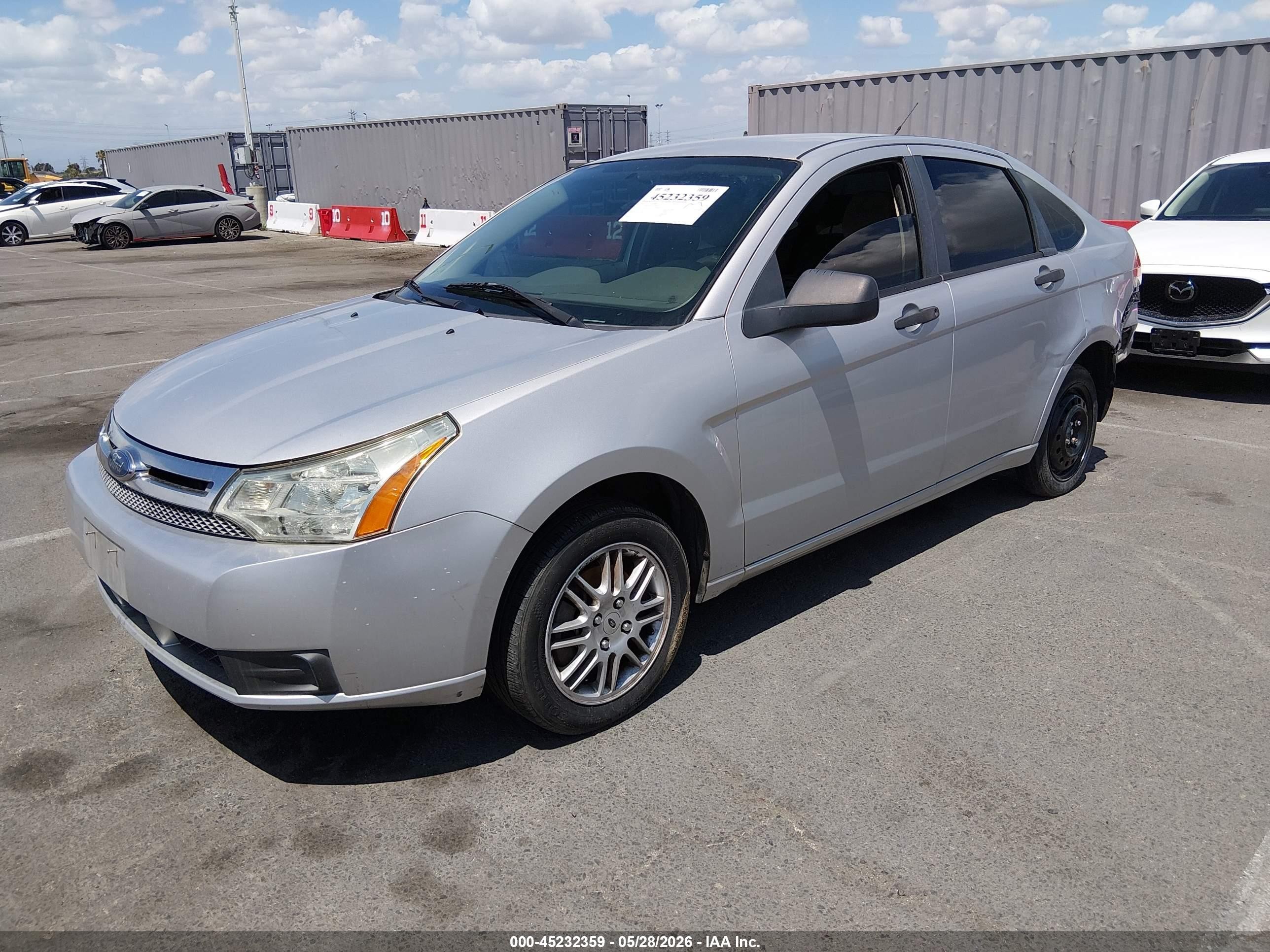 2010 Ford Focus Se Серебряный vin: 1FAHP3FN0AW235828