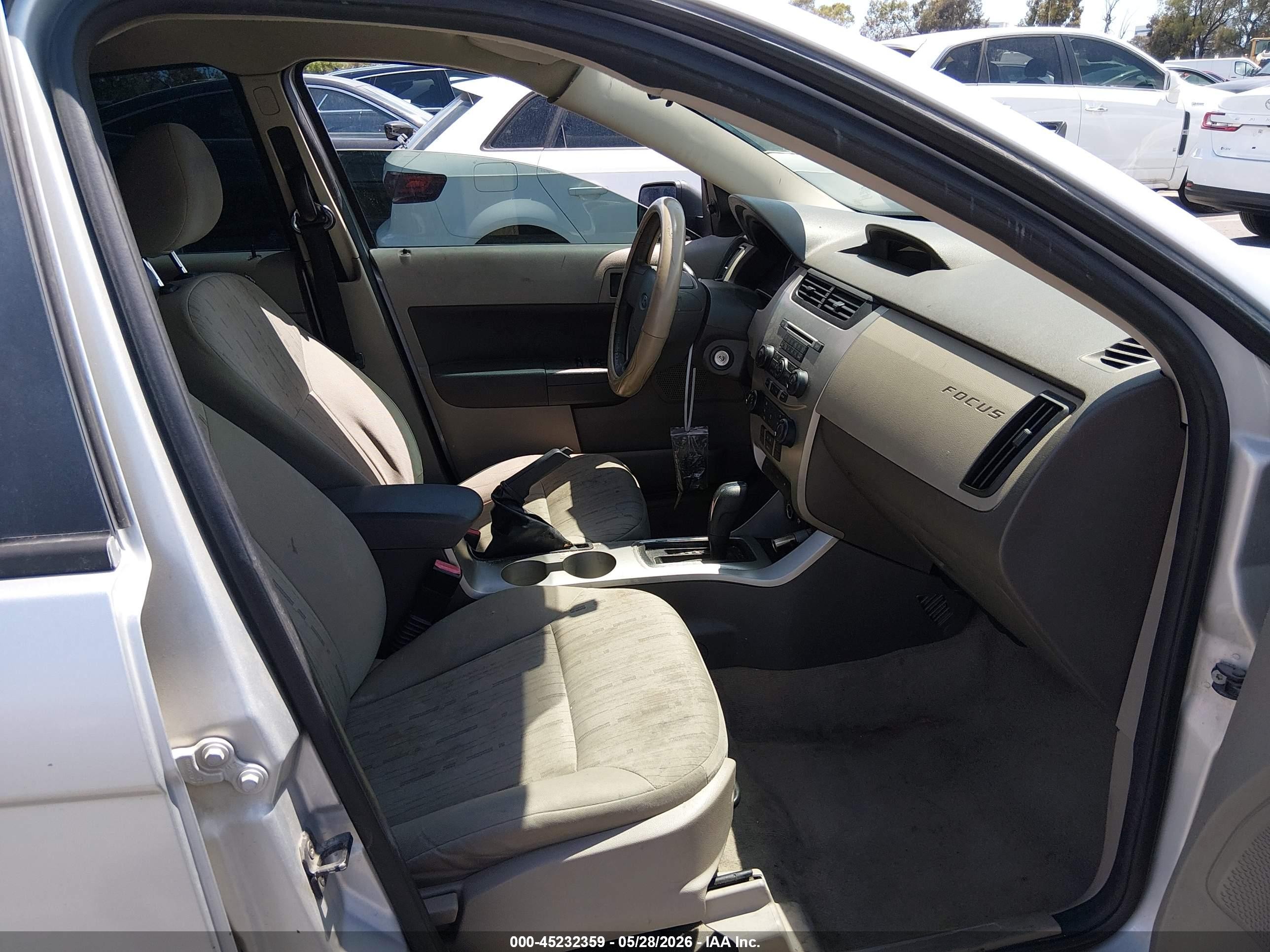 2010 Ford Focus Se Серебряный vin: 1FAHP3FN0AW235828