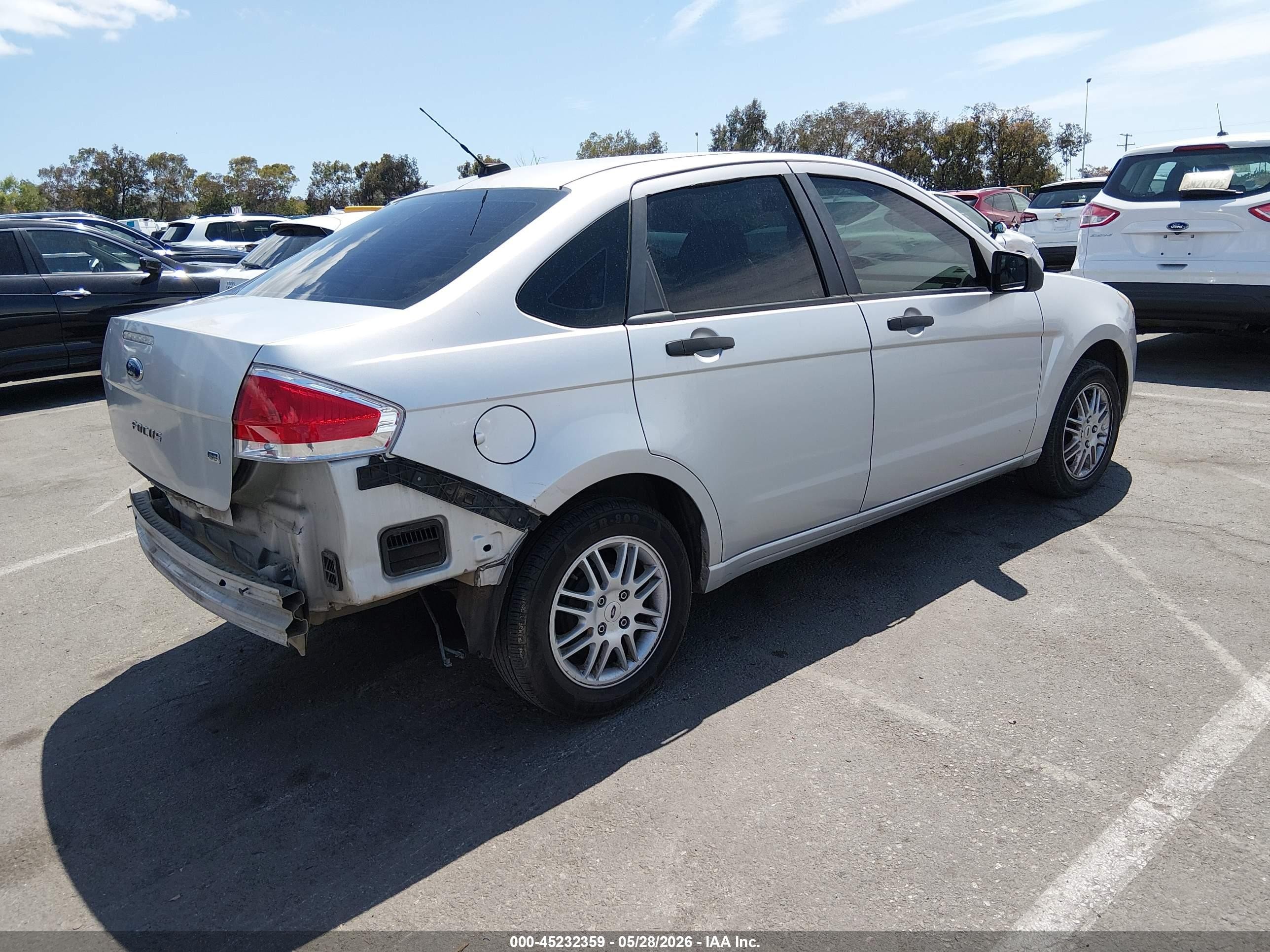 2010 Ford Focus Se Серебряный vin: 1FAHP3FN0AW235828