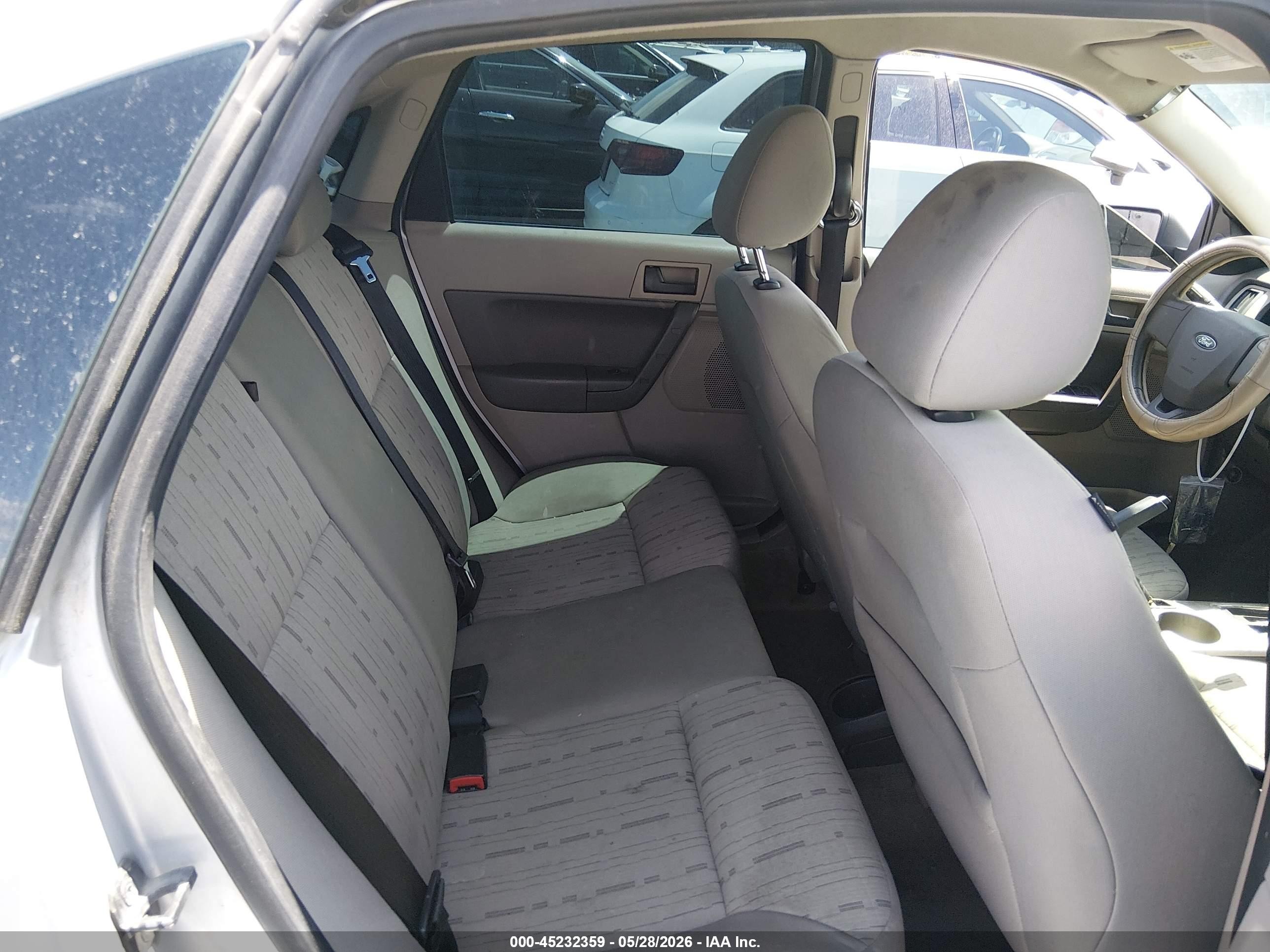 2010 Ford Focus Se Серебряный vin: 1FAHP3FN0AW235828