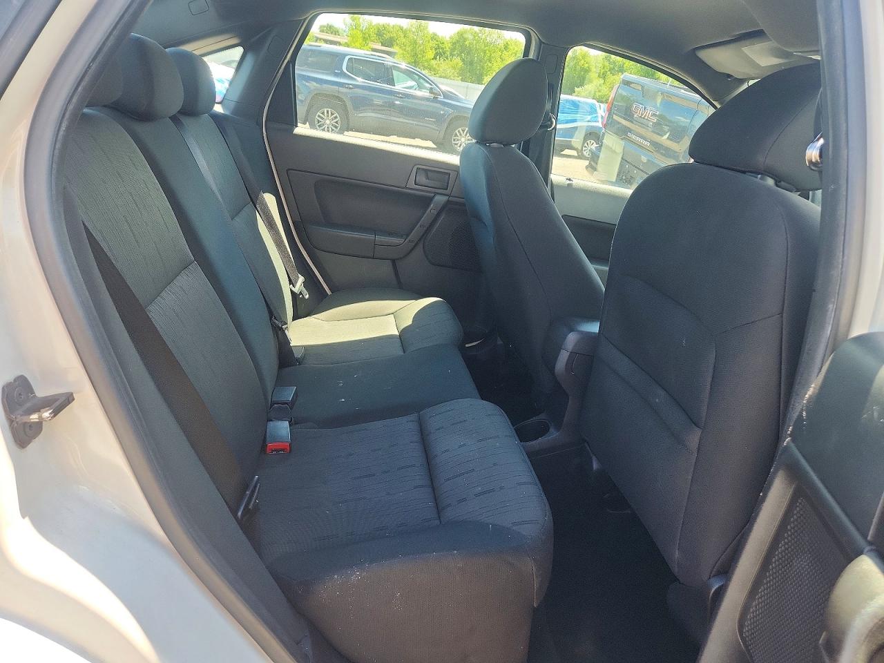 2010 Ford Focus Se White vin: 1FAHP3FN0AW247090