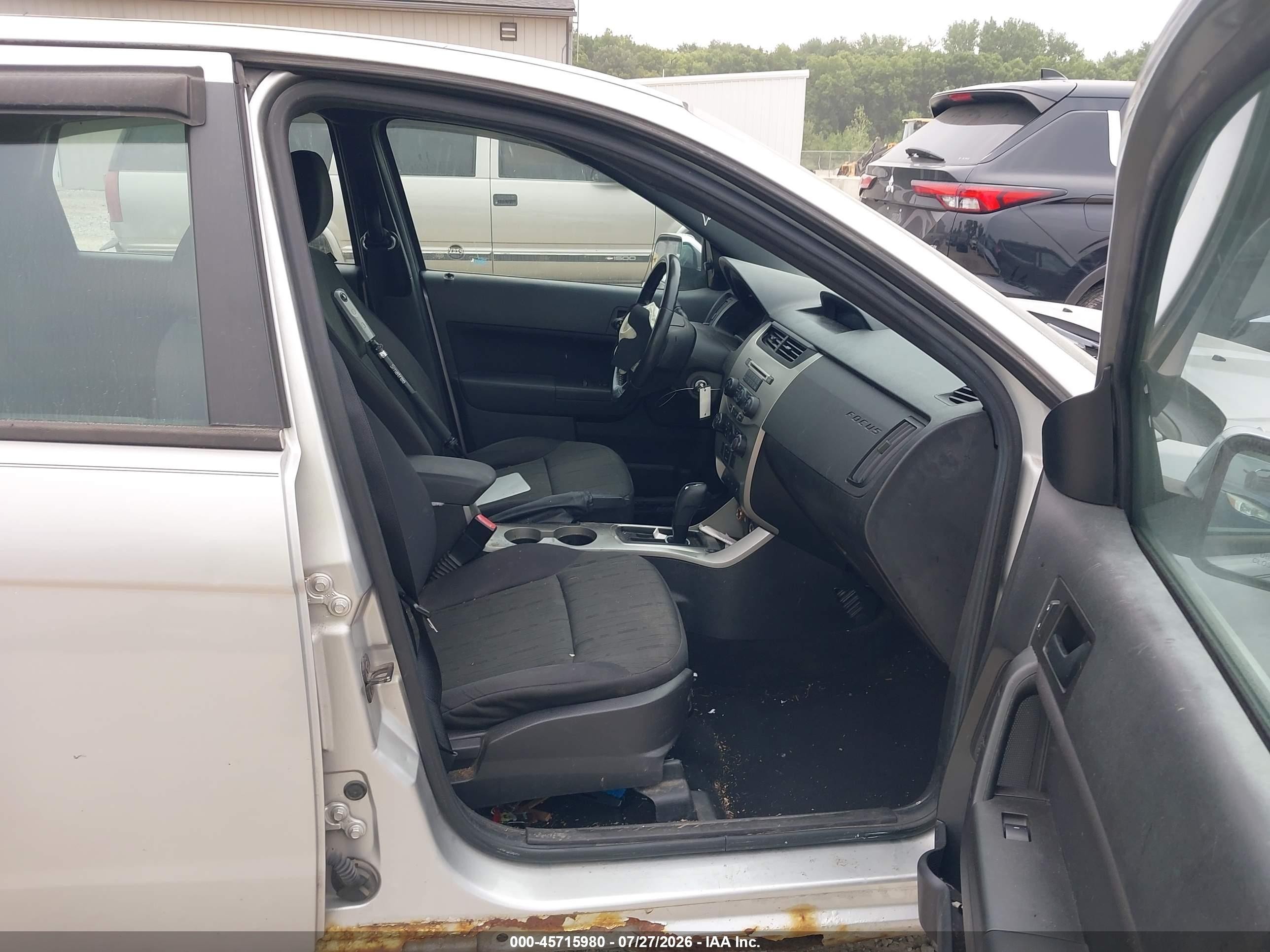 2011 Ford Focus Se Серебряный vin: 1FAHP3FN0BW201177