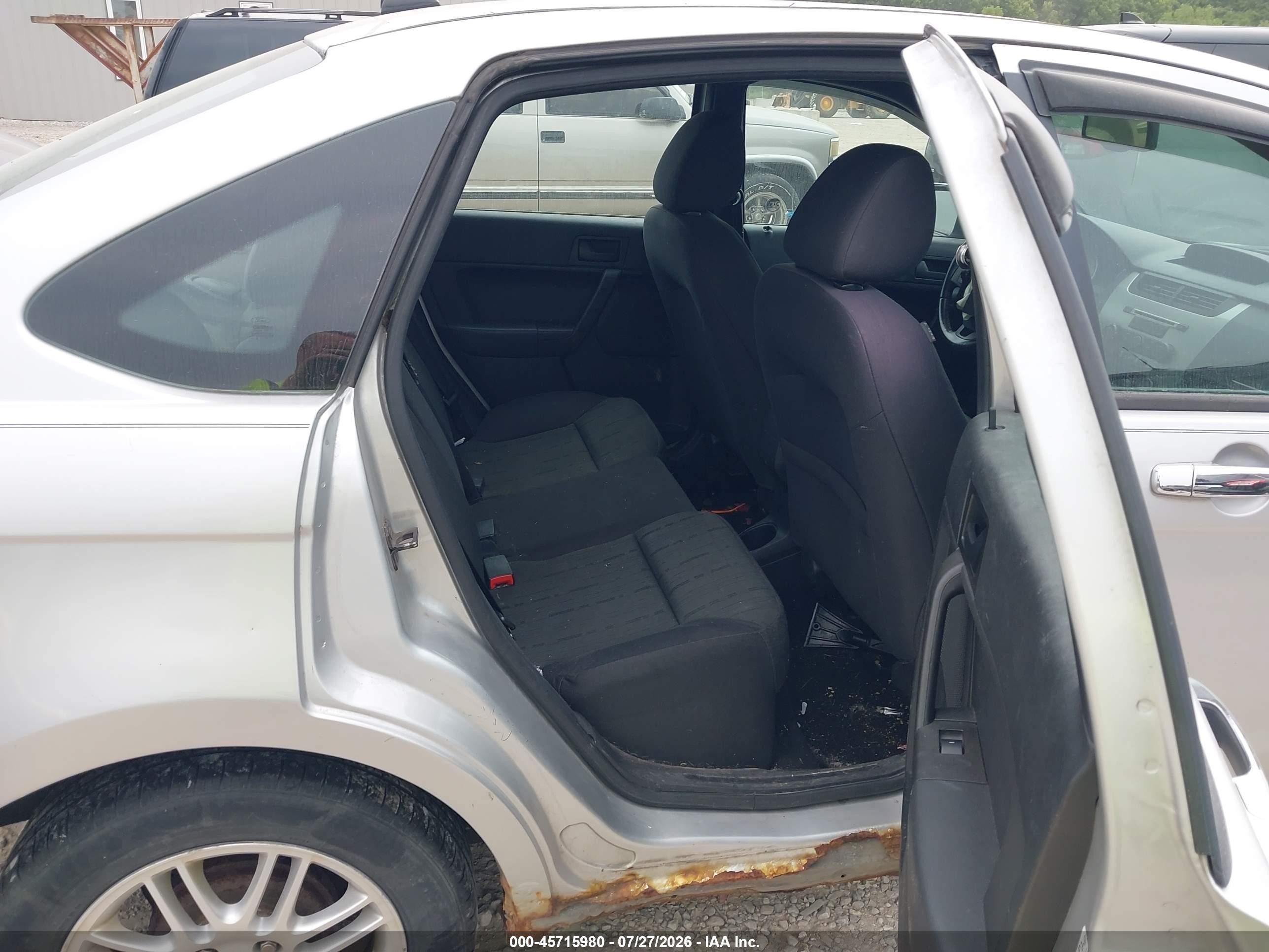 2011 Ford Focus Se Серебряный vin: 1FAHP3FN0BW201177