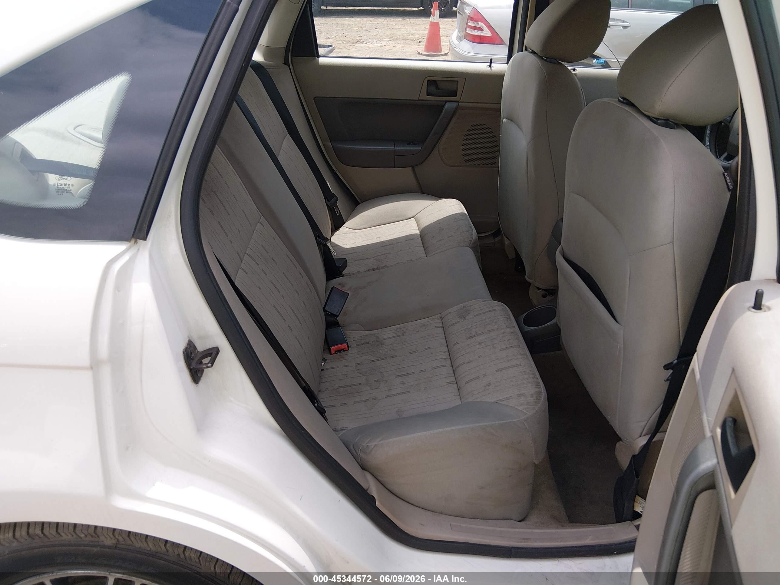 2010 Ford Focus Se White vin: 1FAHP3FN1AW159116