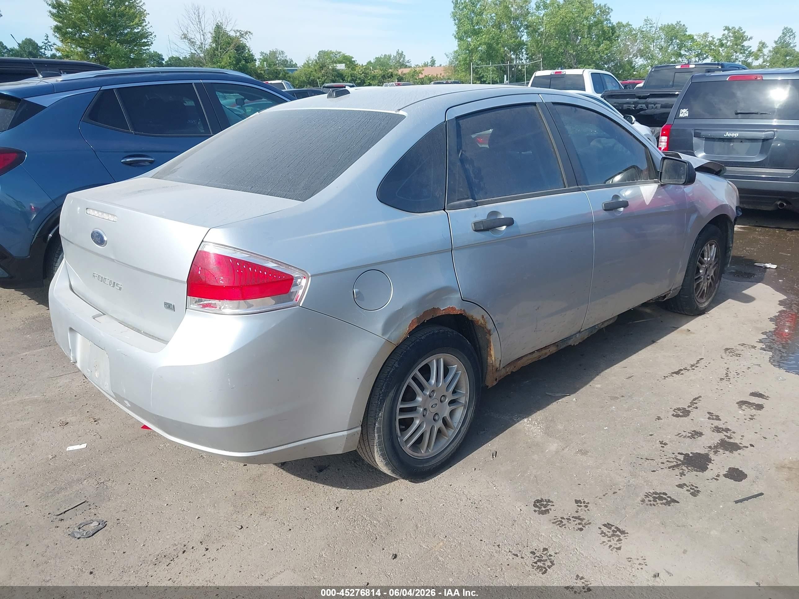 2010 Ford Focus Se Silver vin: 1FAHP3FN1AW161514