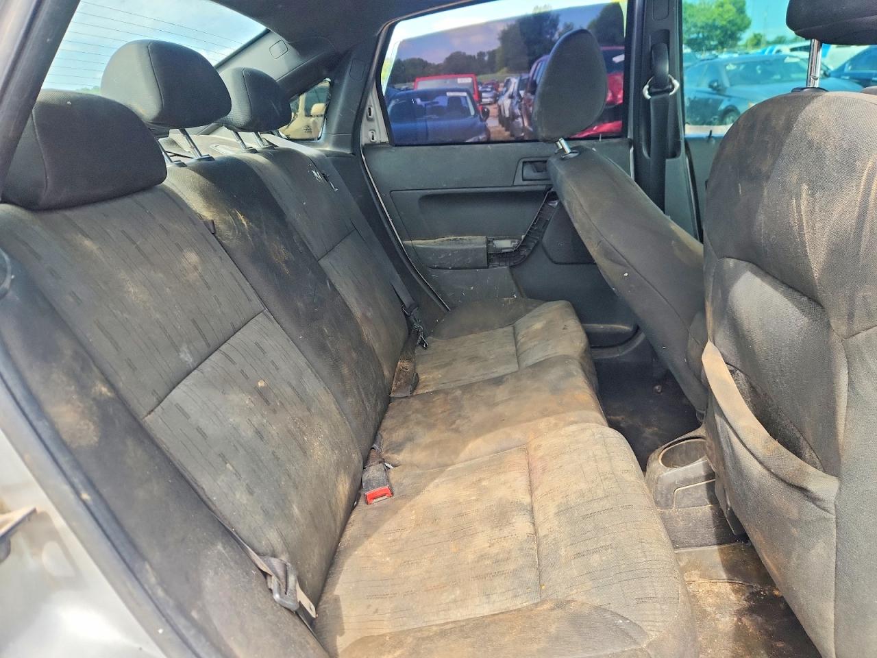 2010 Ford Focus Se Silver vin: 1FAHP3FN1AW198529