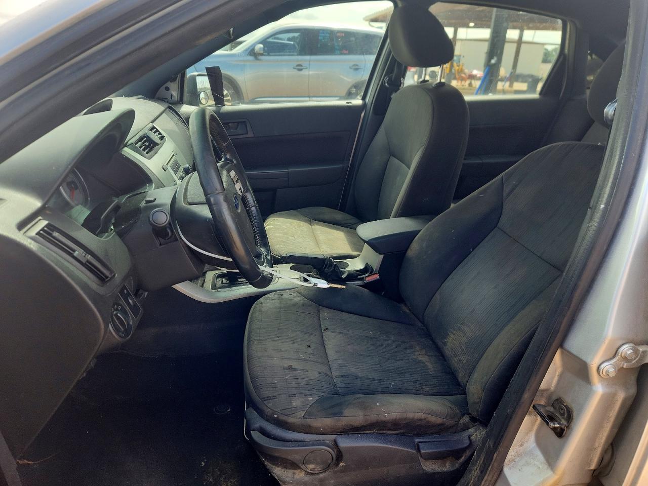 2010 Ford Focus Se Silver vin: 1FAHP3FN1AW198529