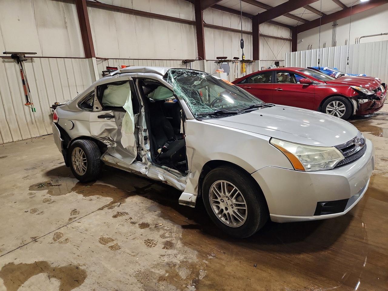 2010 Ford Focus Se Silver vin: 1FAHP3FN1AW203423