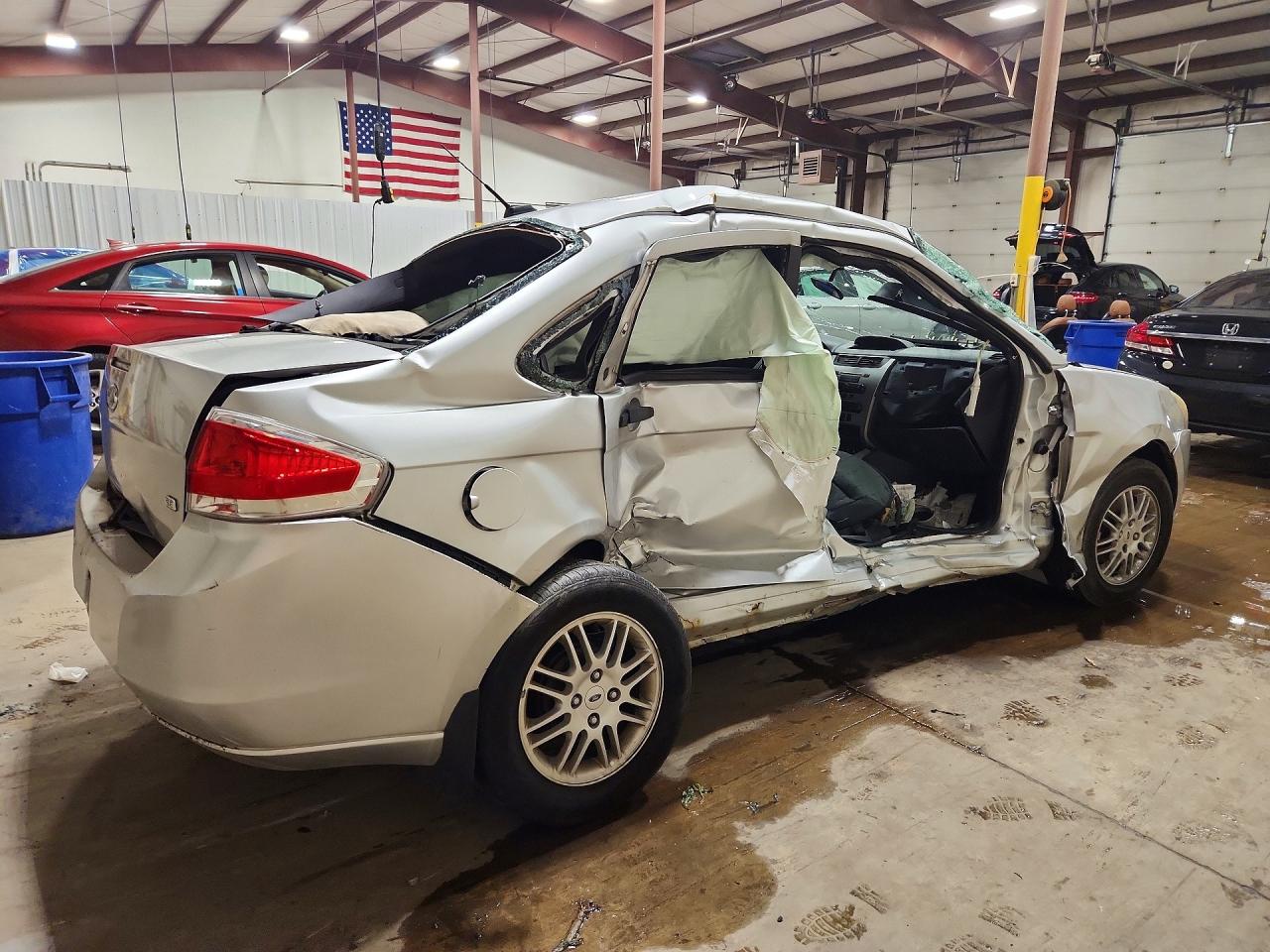 2010 Ford Focus Se Silver vin: 1FAHP3FN1AW203423