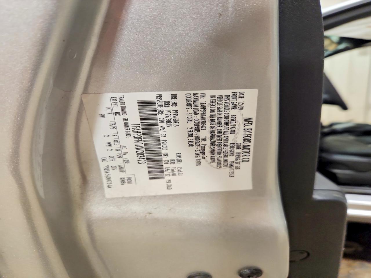 2010 Ford Focus Se Silver vin: 1FAHP3FN1AW203423