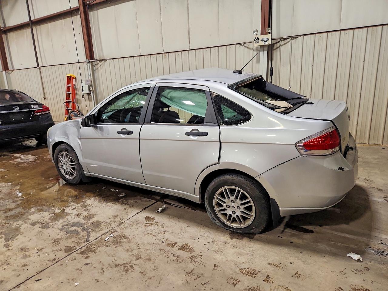 2010 Ford Focus Se Silver vin: 1FAHP3FN1AW203423