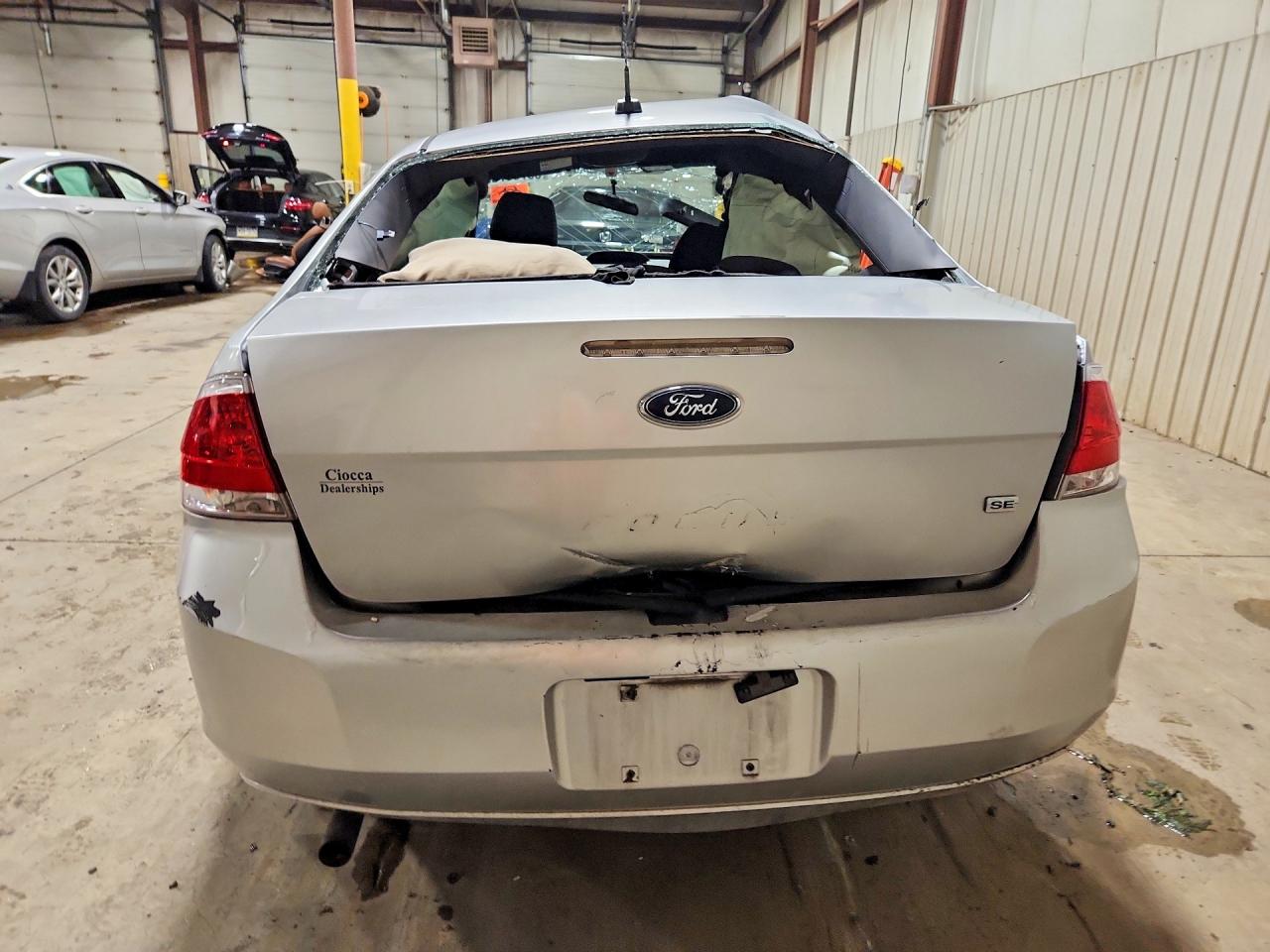 2010 Ford Focus Se Silver vin: 1FAHP3FN1AW203423