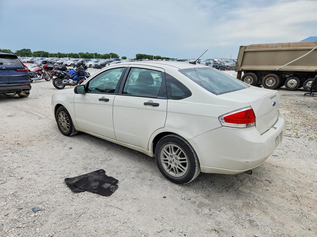 2010 Ford Focus Se White vin: 1FAHP3FN1AW214356