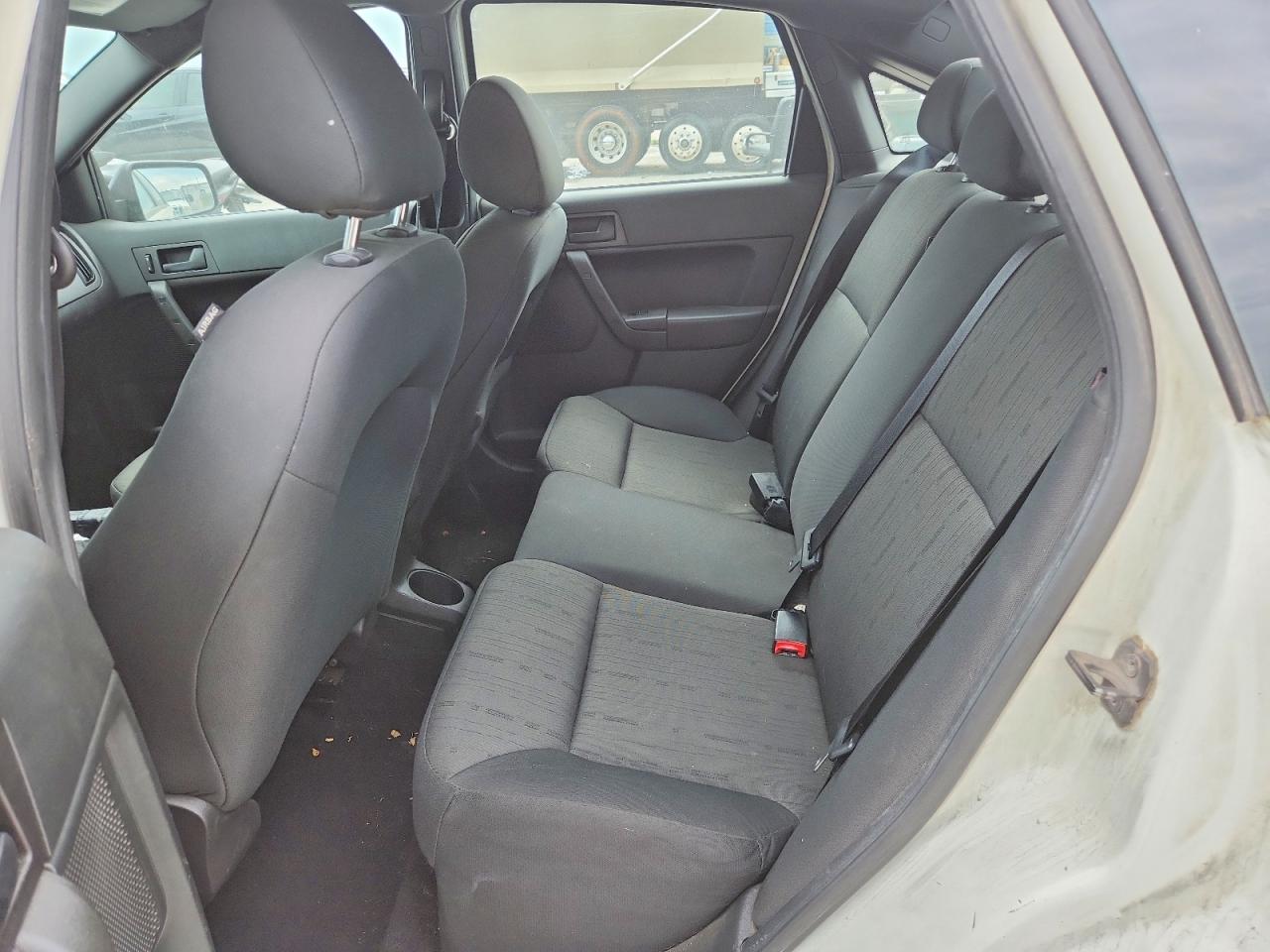 2010 Ford Focus Se White vin: 1FAHP3FN1AW214356