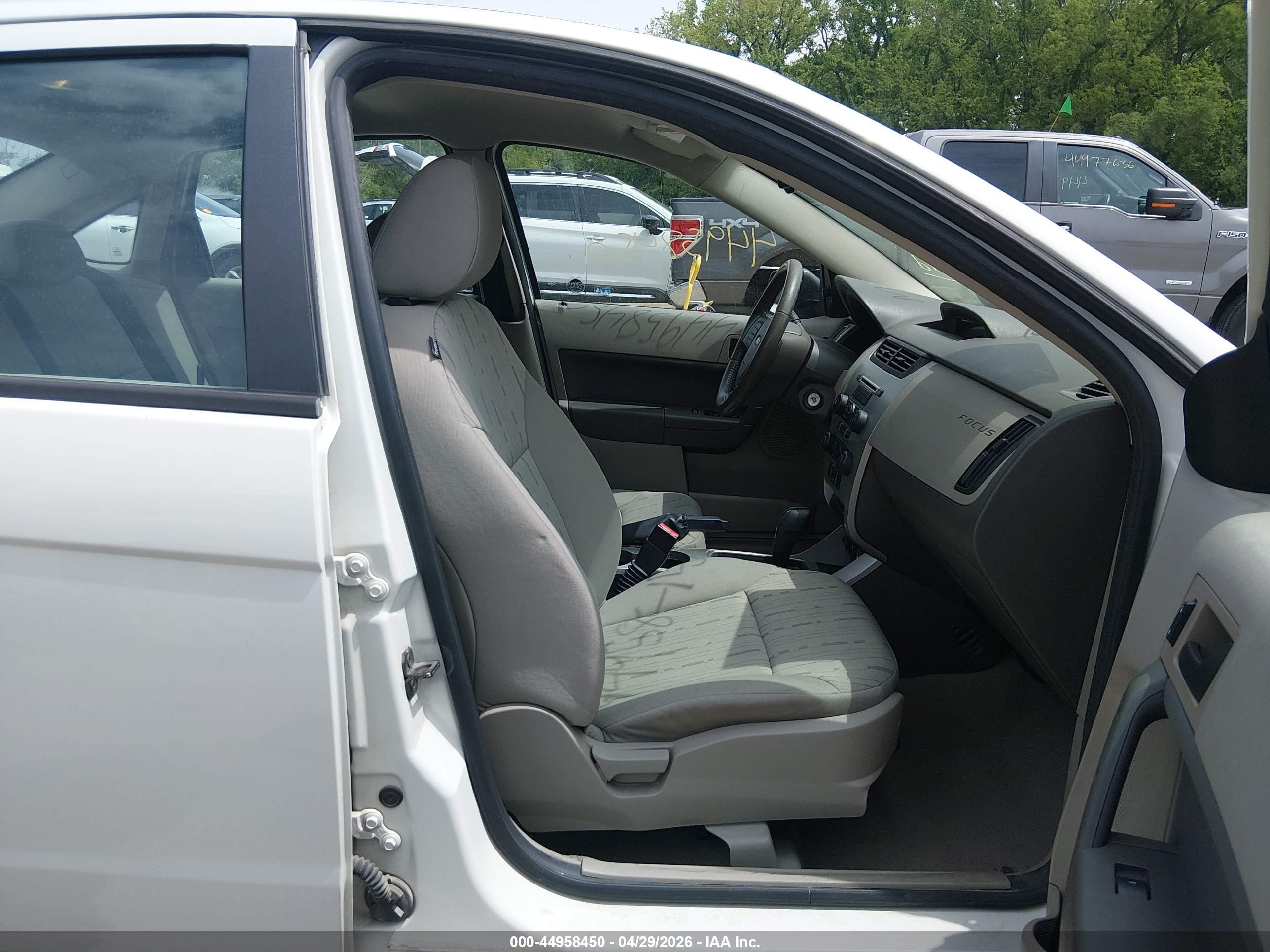 2010 Ford Focus Se White vin: 1FAHP3FN1AW299229