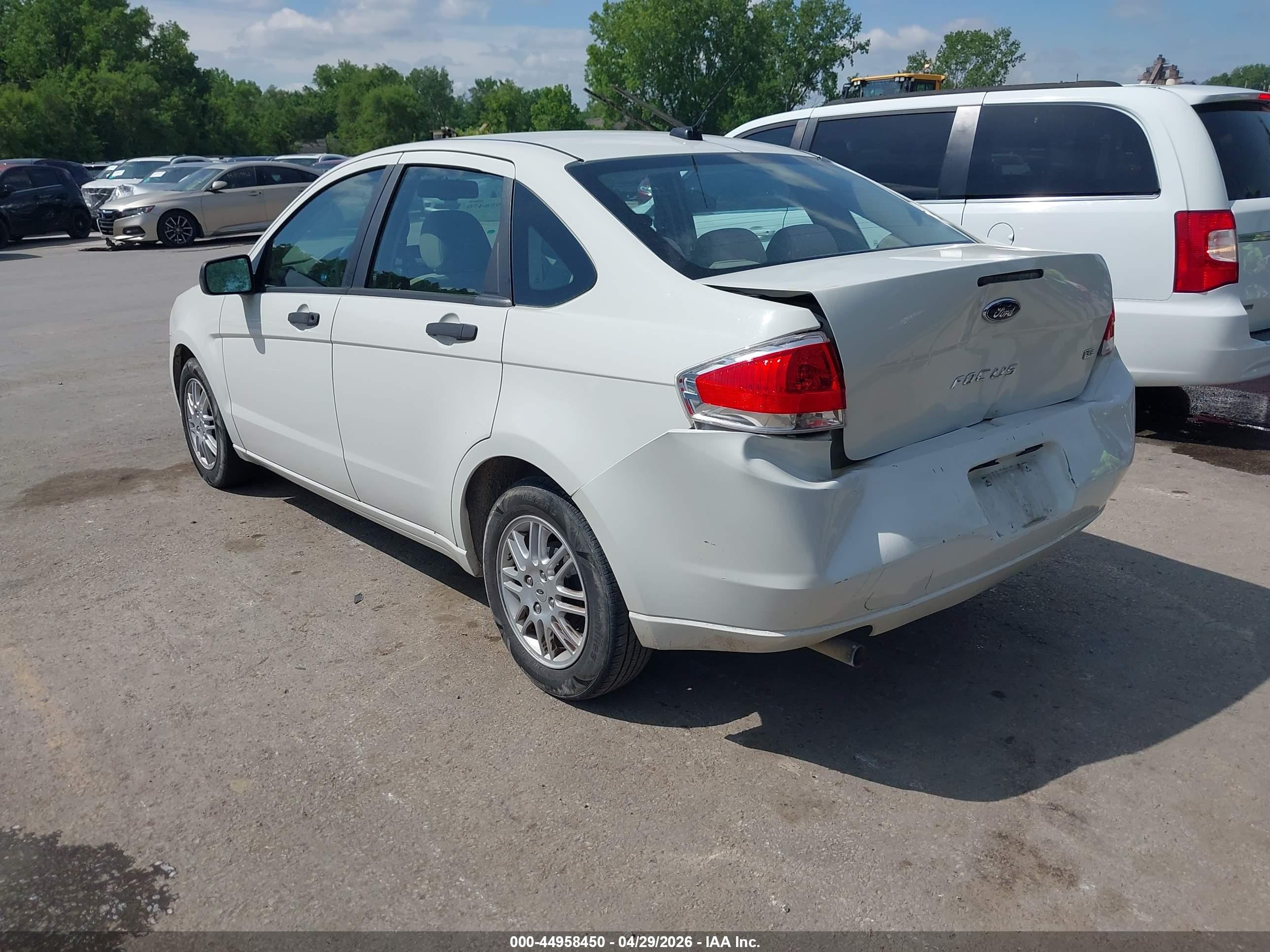 2010 Ford Focus Se White vin: 1FAHP3FN1AW299229