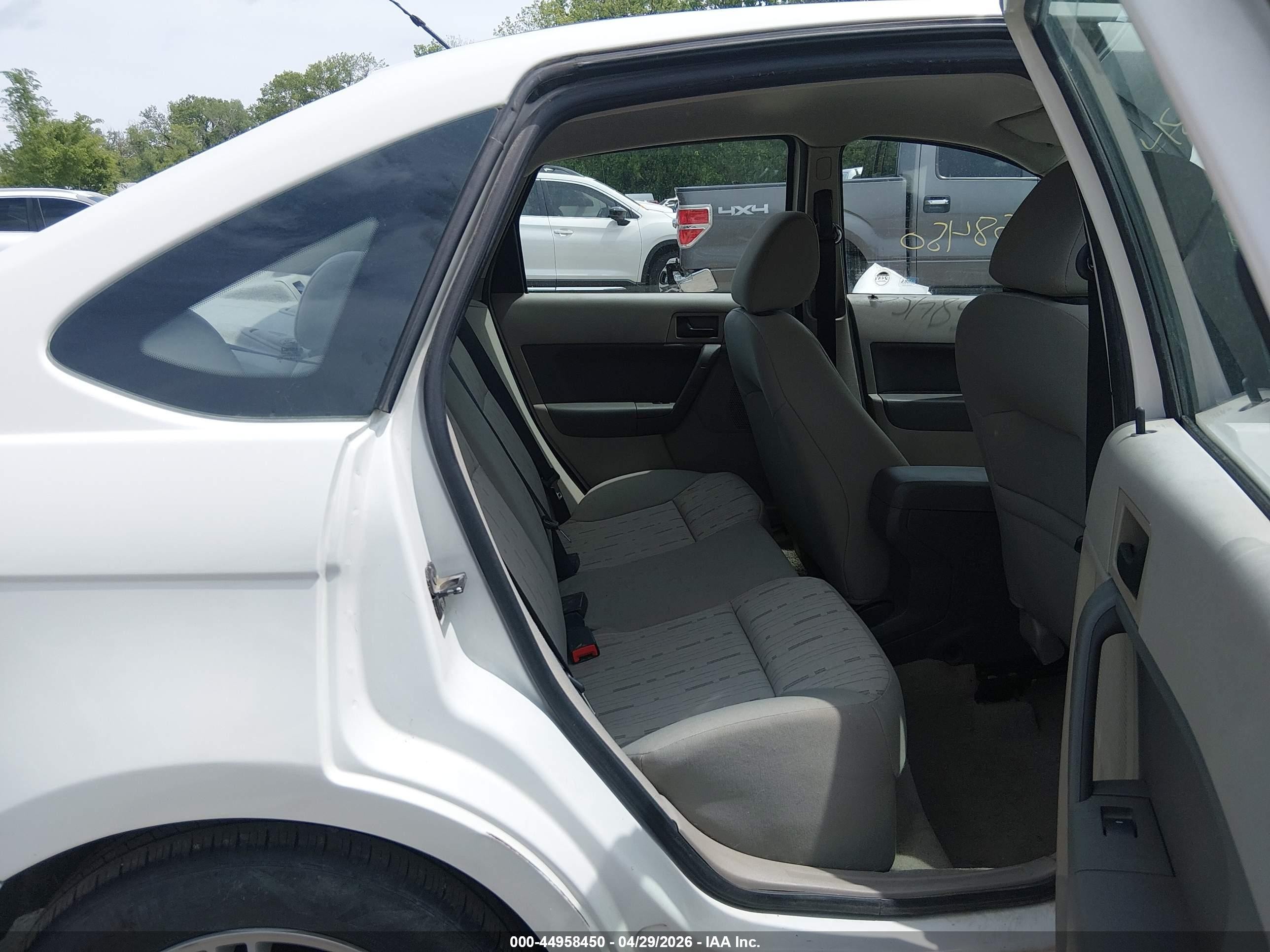 2010 Ford Focus Se White vin: 1FAHP3FN1AW299229