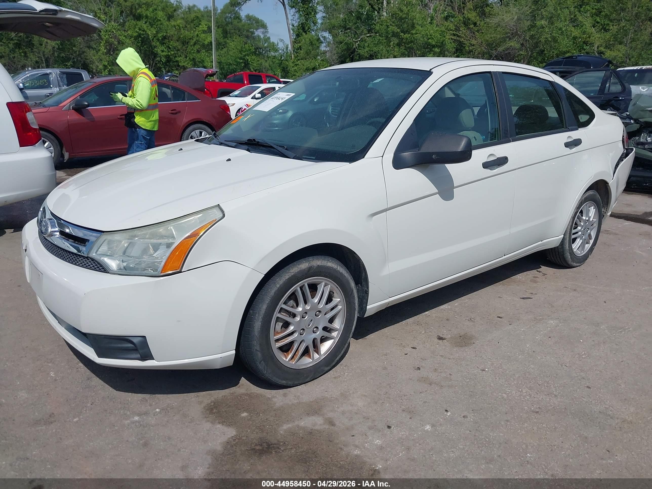 2010 Ford Focus Se White vin: 1FAHP3FN1AW299229