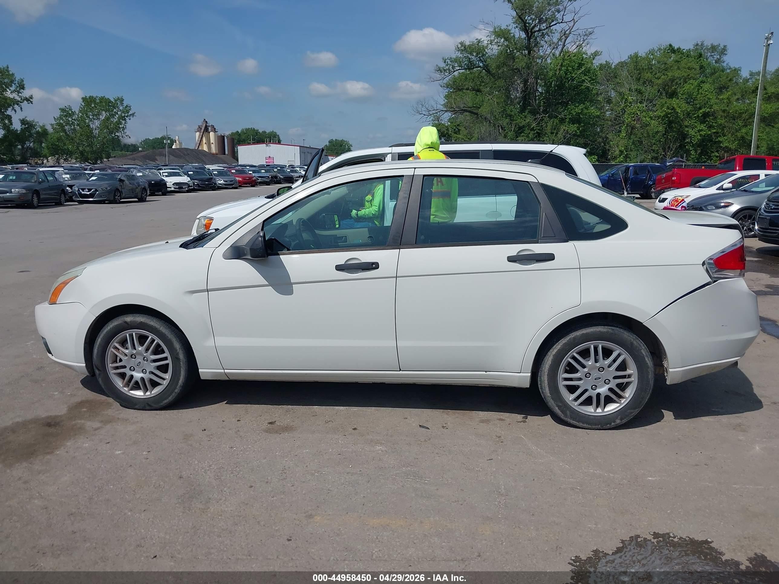 2010 Ford Focus Se White vin: 1FAHP3FN1AW299229