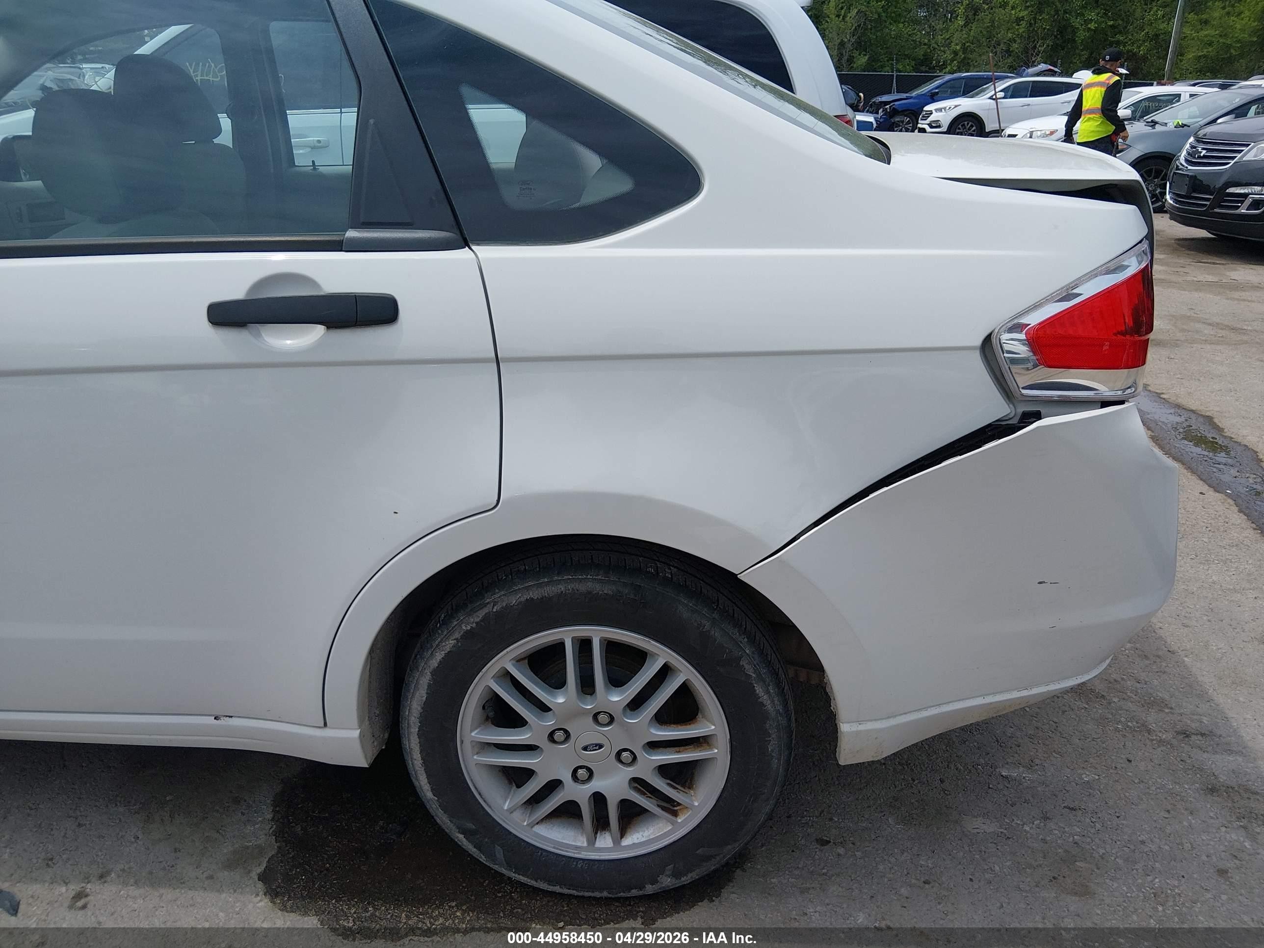 2010 Ford Focus Se White vin: 1FAHP3FN1AW299229