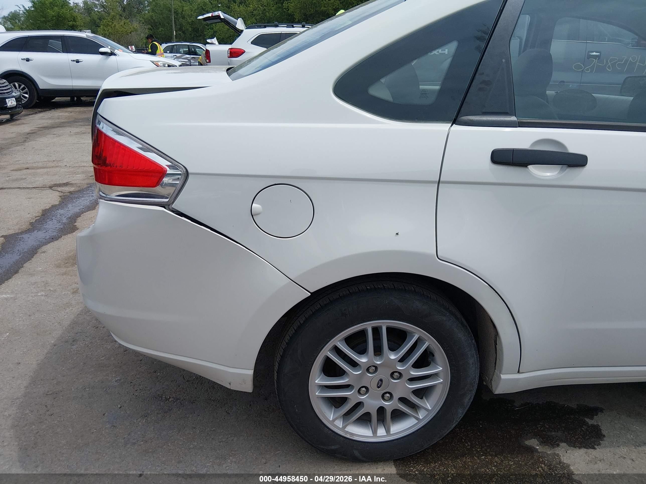 2010 Ford Focus Se White vin: 1FAHP3FN1AW299229