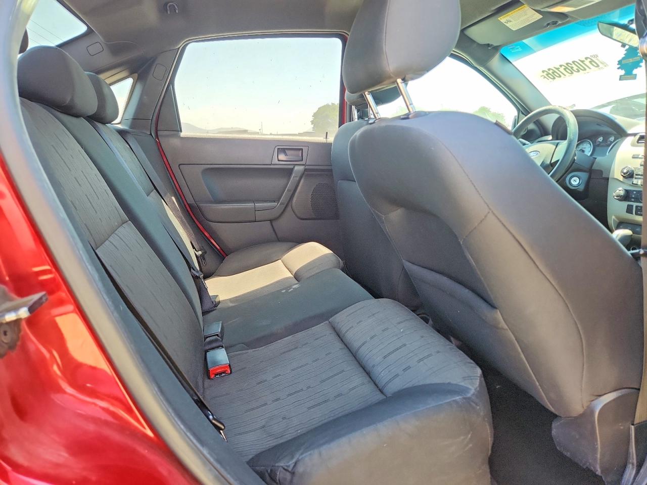 2010 Ford Focus Se Red vin: 1FAHP3FN2AW114153