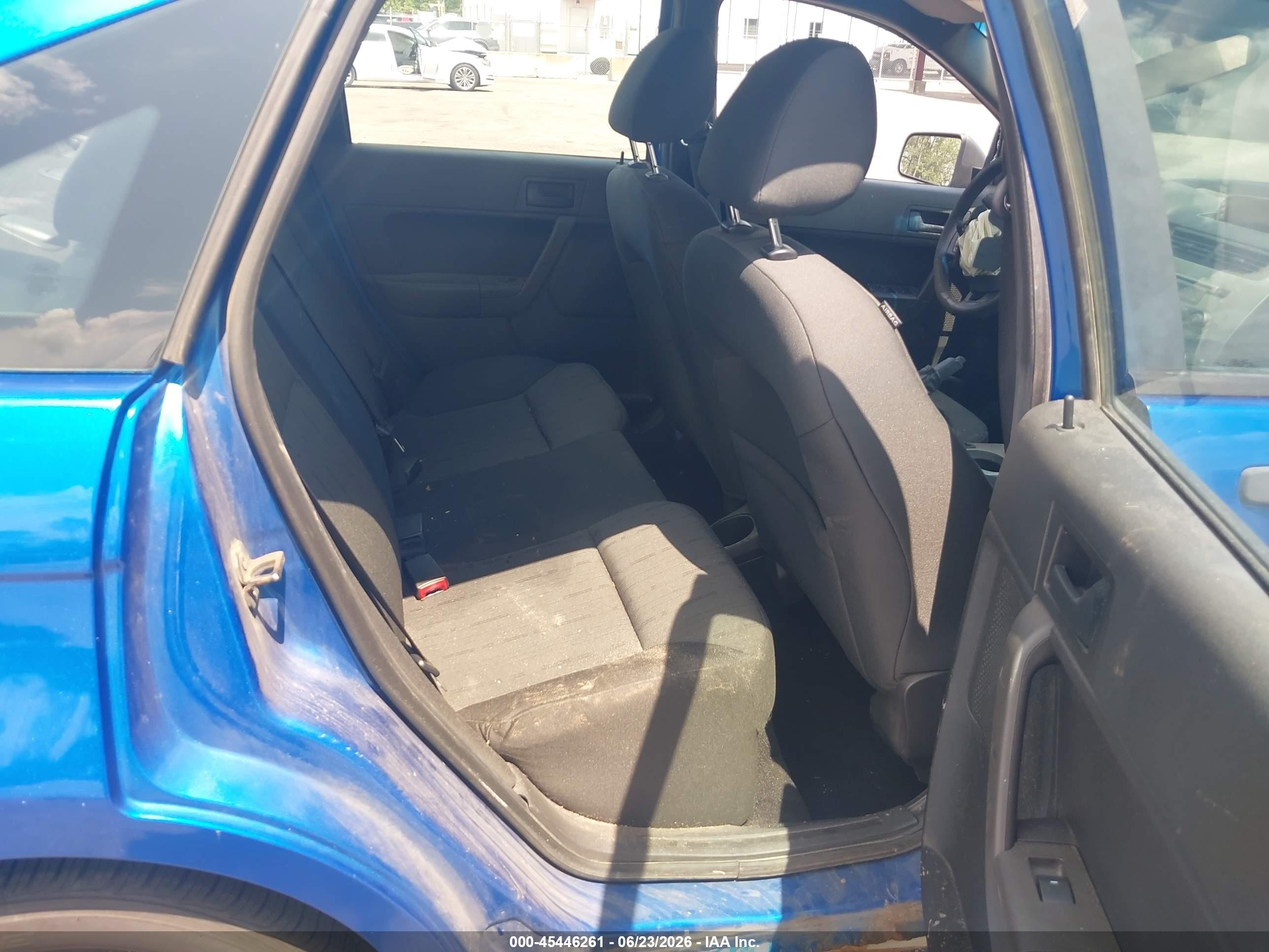 2010 Ford Focus Se Blue vin: 1FAHP3FN2AW136590