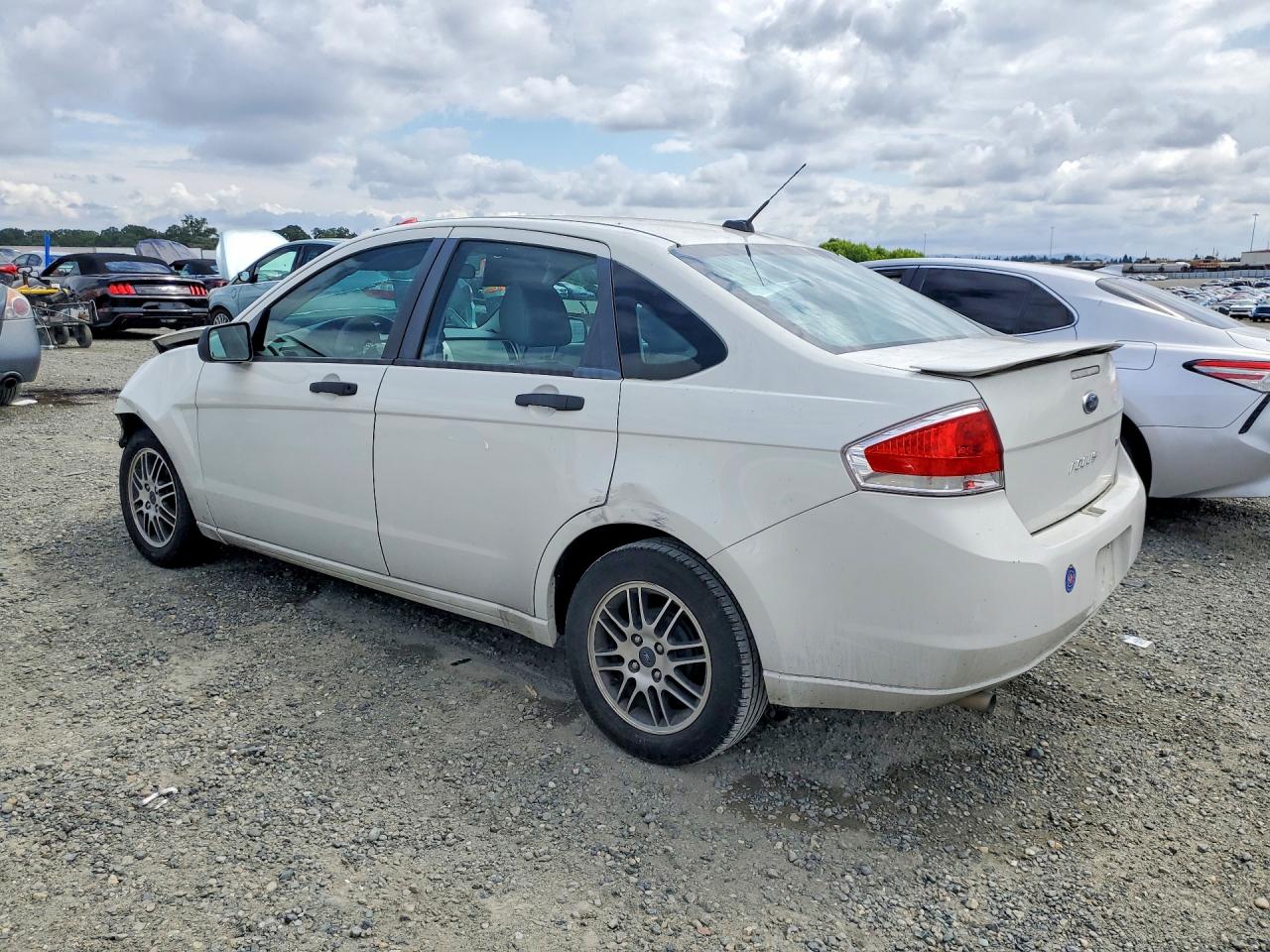 2010 Ford Focus Se Cream vin: 1FAHP3FN2AW168147