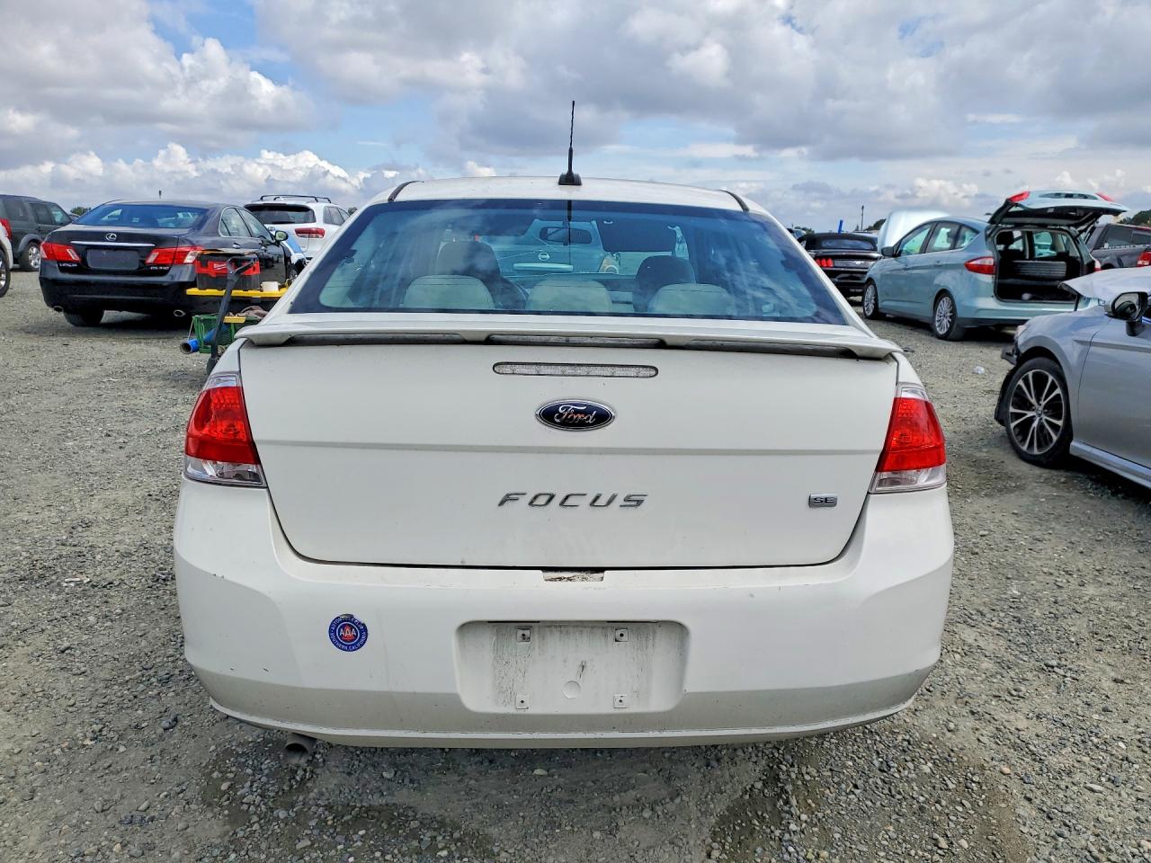 2010 Ford Focus Se Cream vin: 1FAHP3FN2AW168147