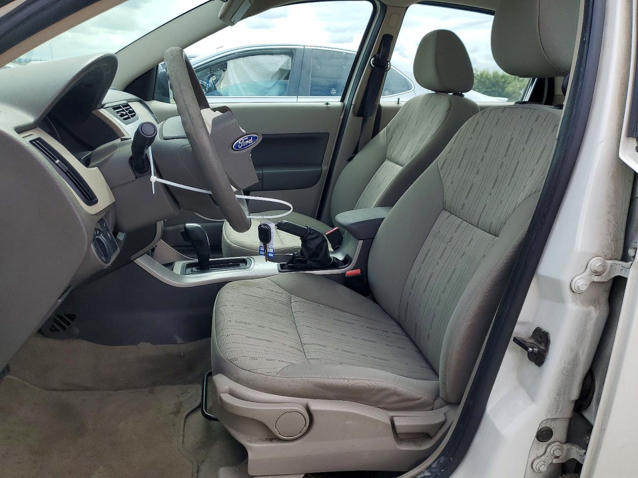 2010 Ford Focus Se Cream vin: 1FAHP3FN2AW168147