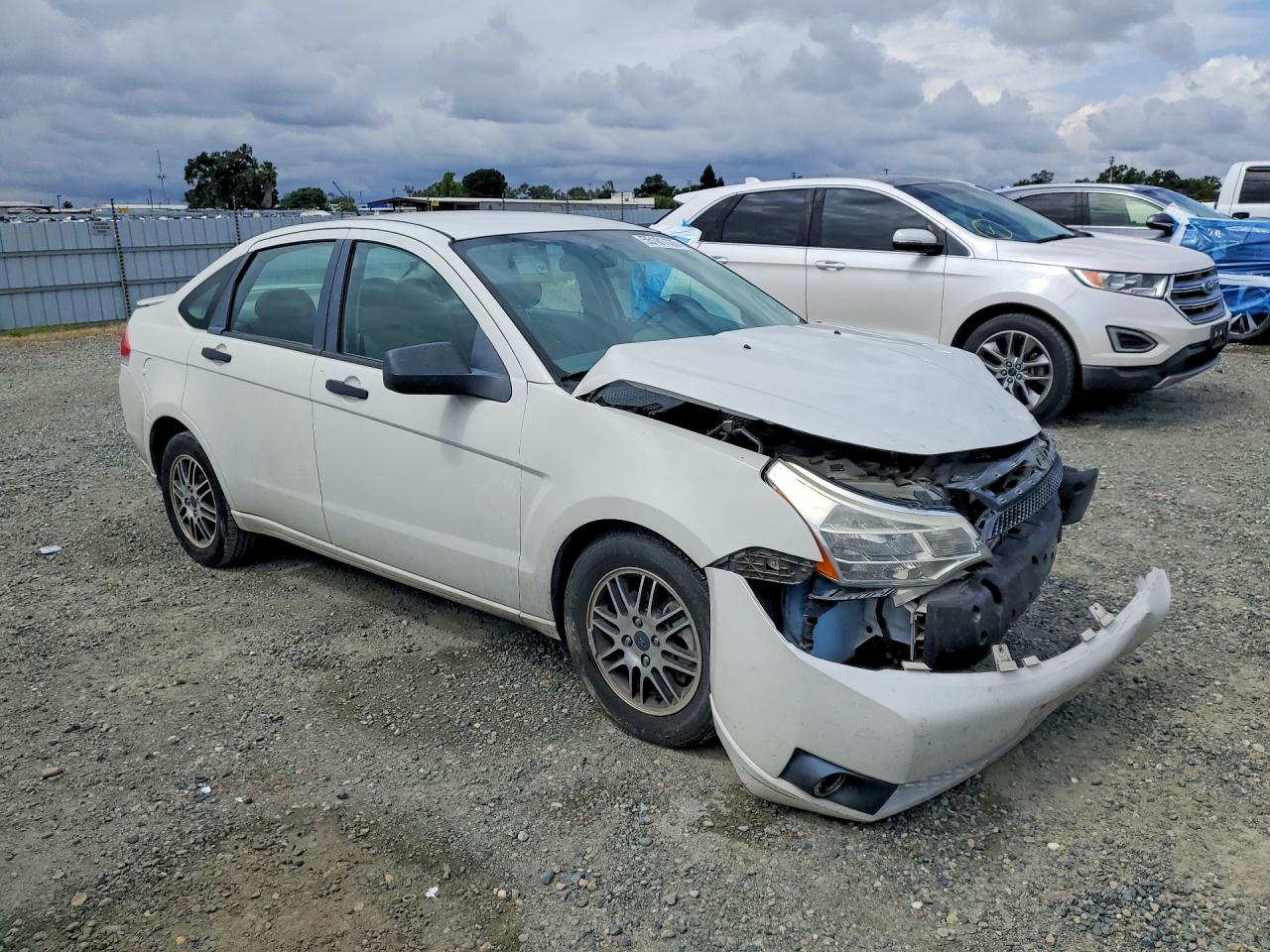 2010 Ford Focus Se Cream vin: 1FAHP3FN2AW168147