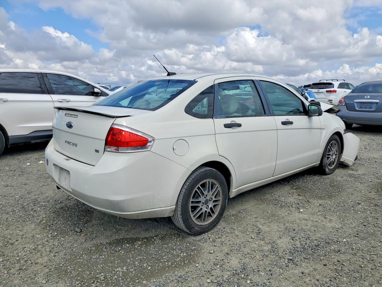 2010 Ford Focus Se Cream vin: 1FAHP3FN2AW168147
