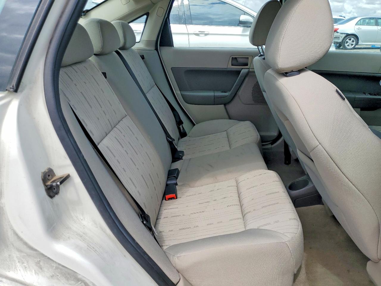 2010 Ford Focus Se Cream vin: 1FAHP3FN2AW168147