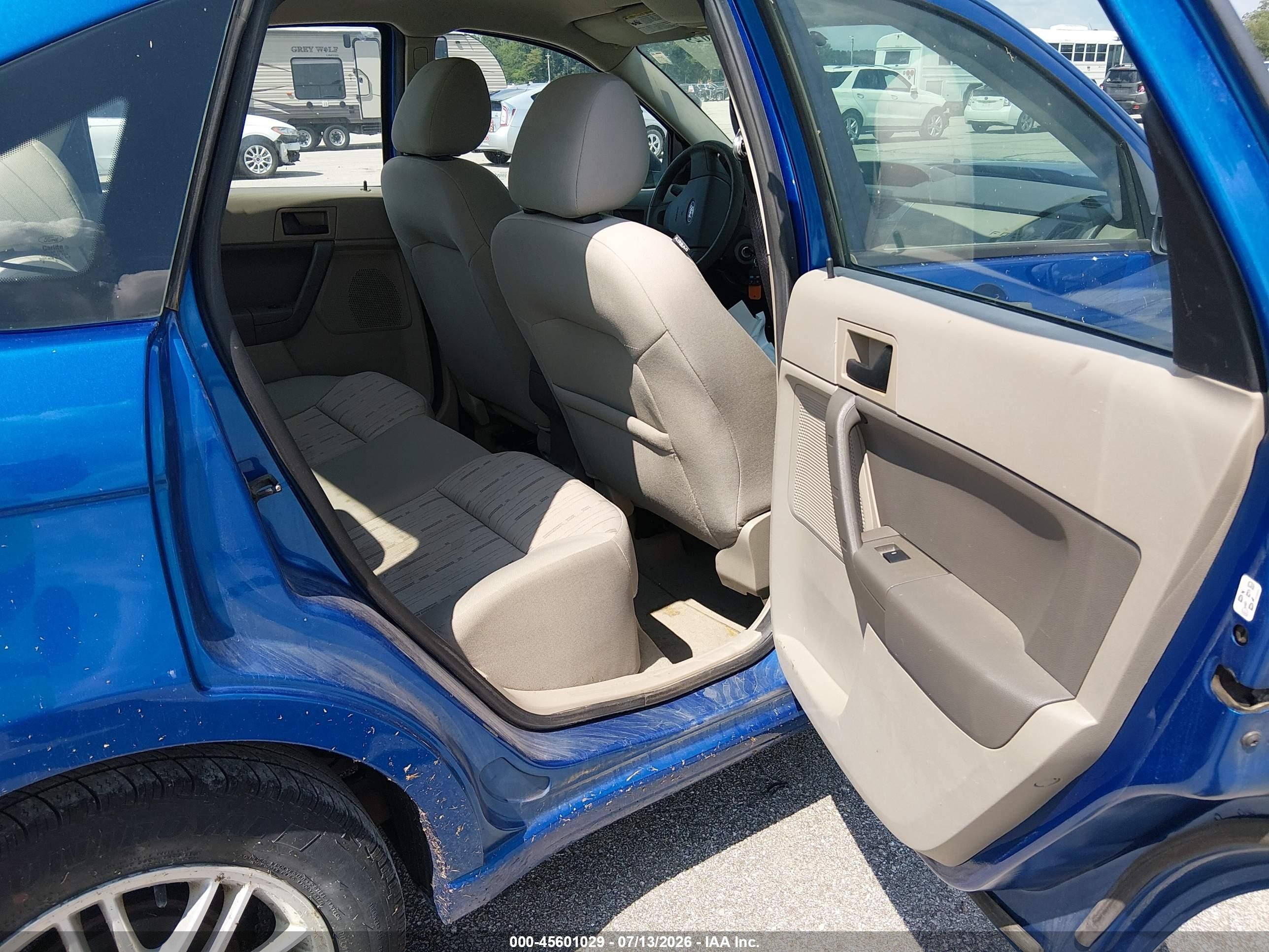 2010 Ford Focus Se Blue vin: 1FAHP3FN2AW261847