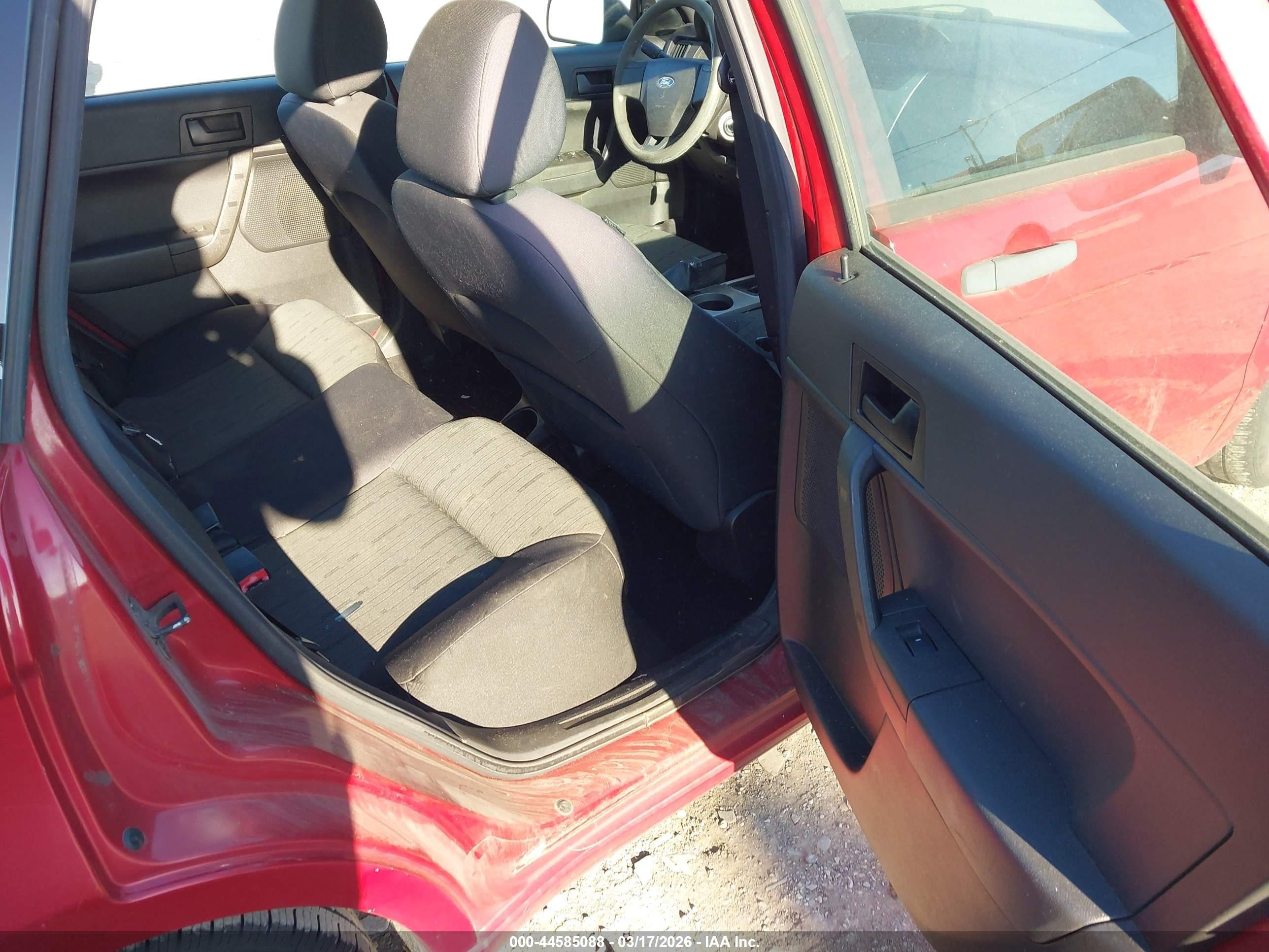 2011 Ford Focus Se Red vin: 1FAHP3FN2BW122514