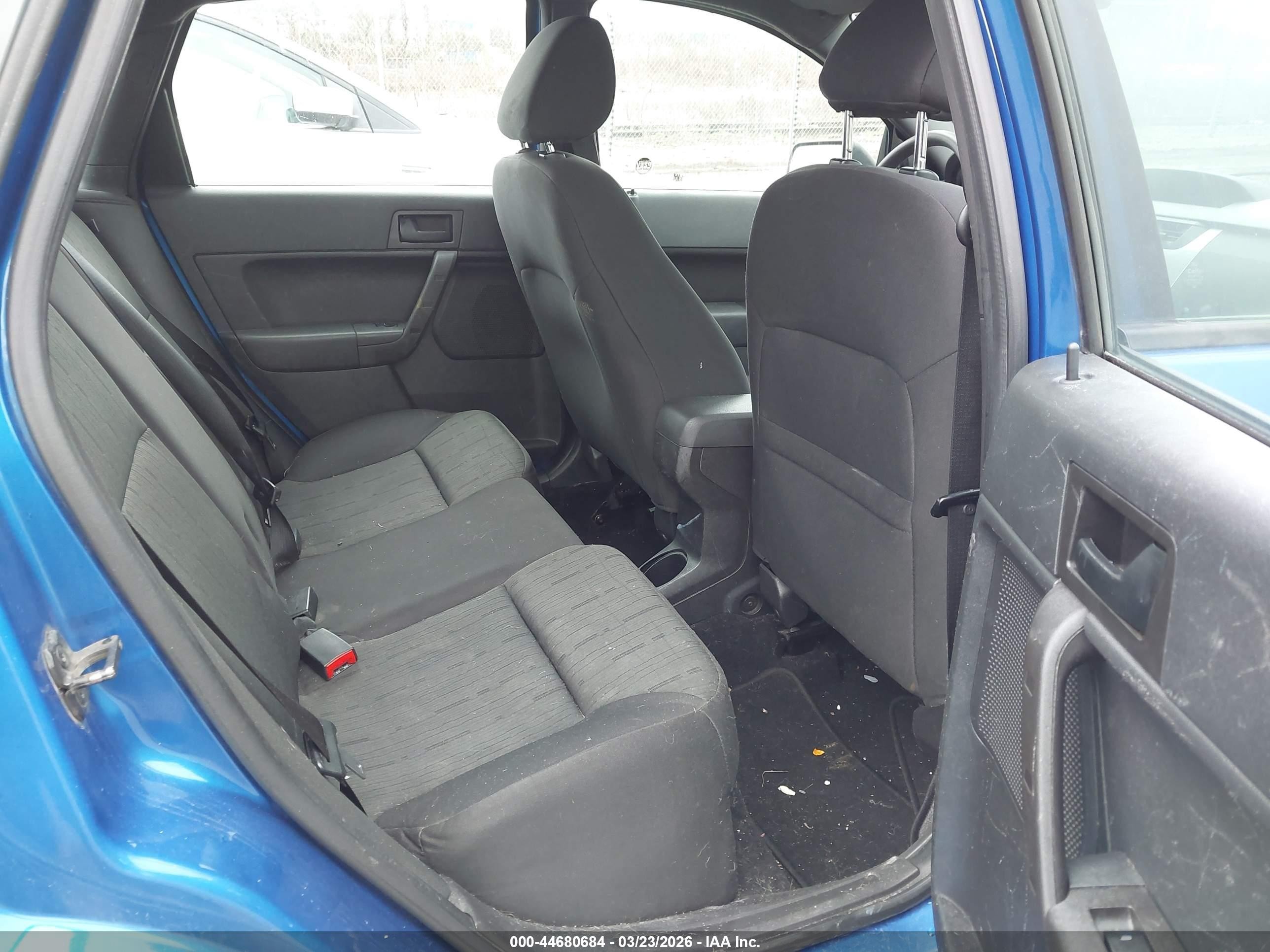 2011 Ford Focus Se Blue vin: 1FAHP3FN2BW144643