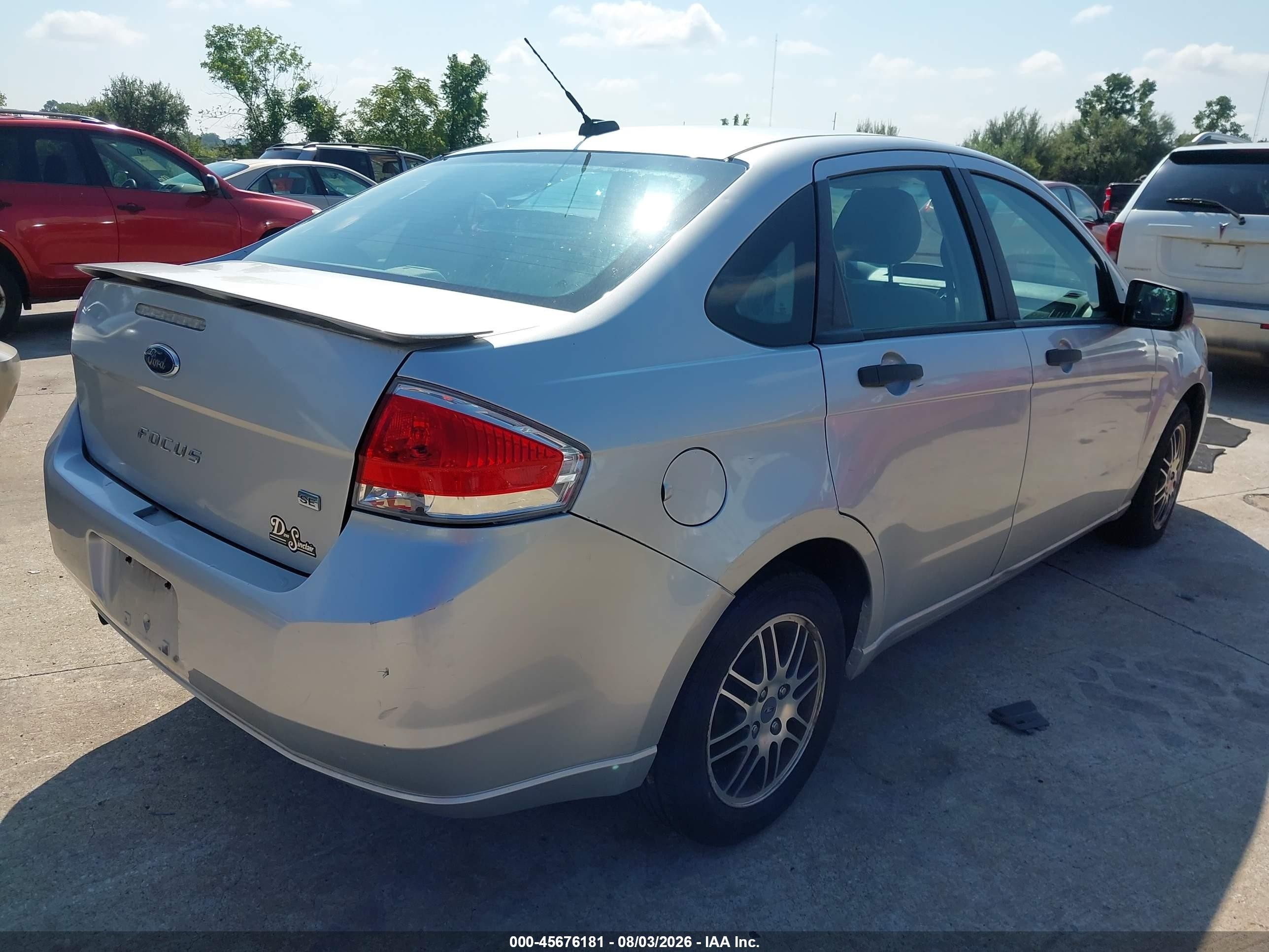 2010 Ford Focus Se Silver vin: 1FAHP3FN3AW231143