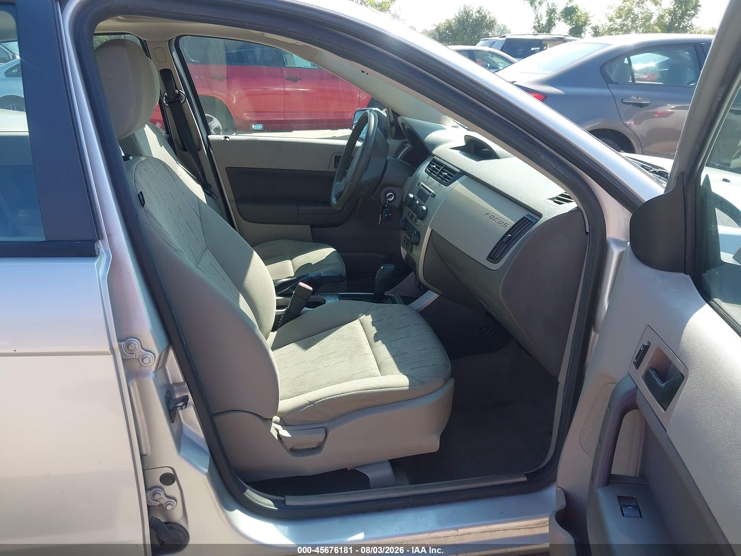 2010 Ford Focus Se Silver vin: 1FAHP3FN3AW231143