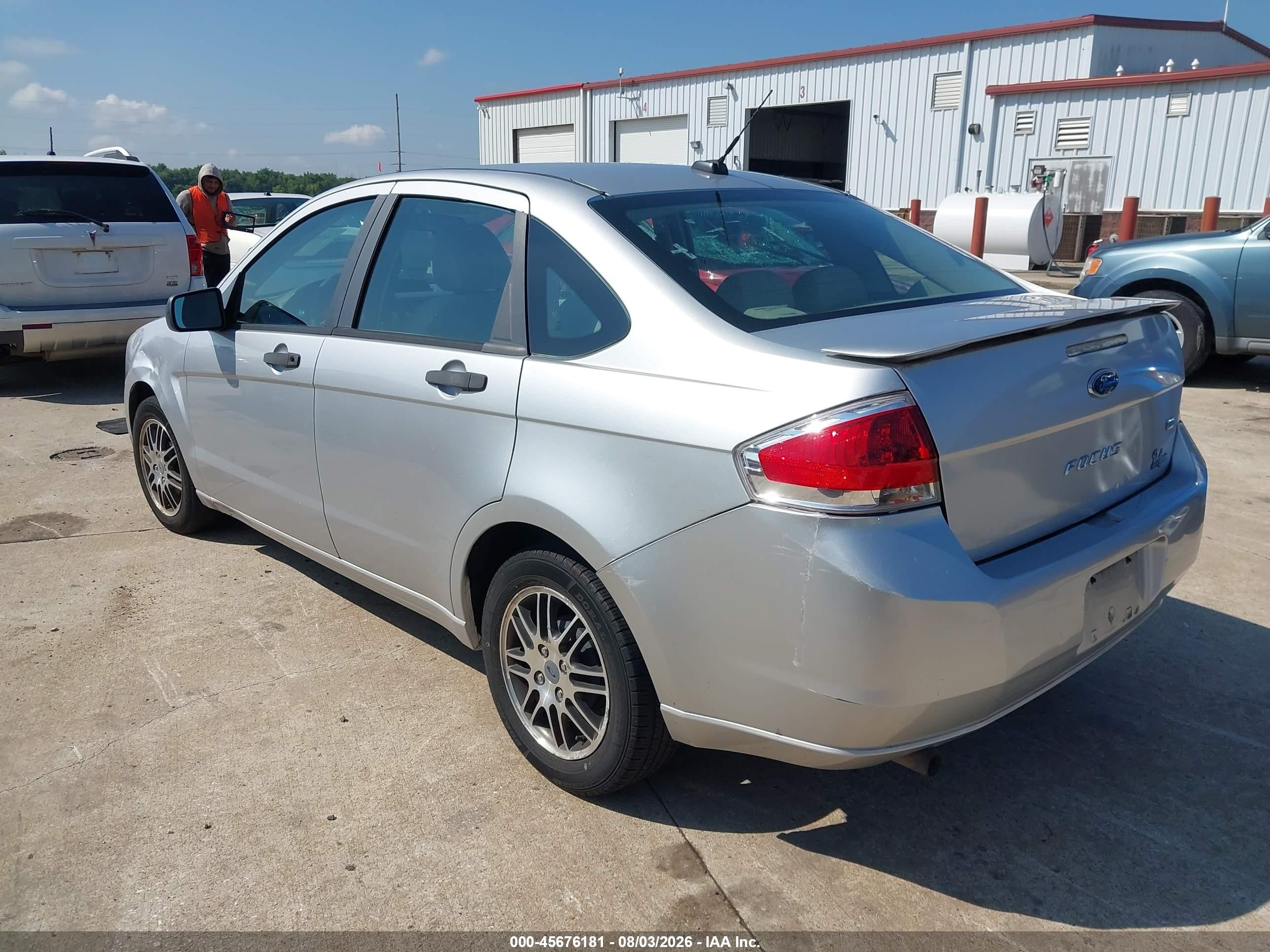 2010 Ford Focus Se Silver vin: 1FAHP3FN3AW231143